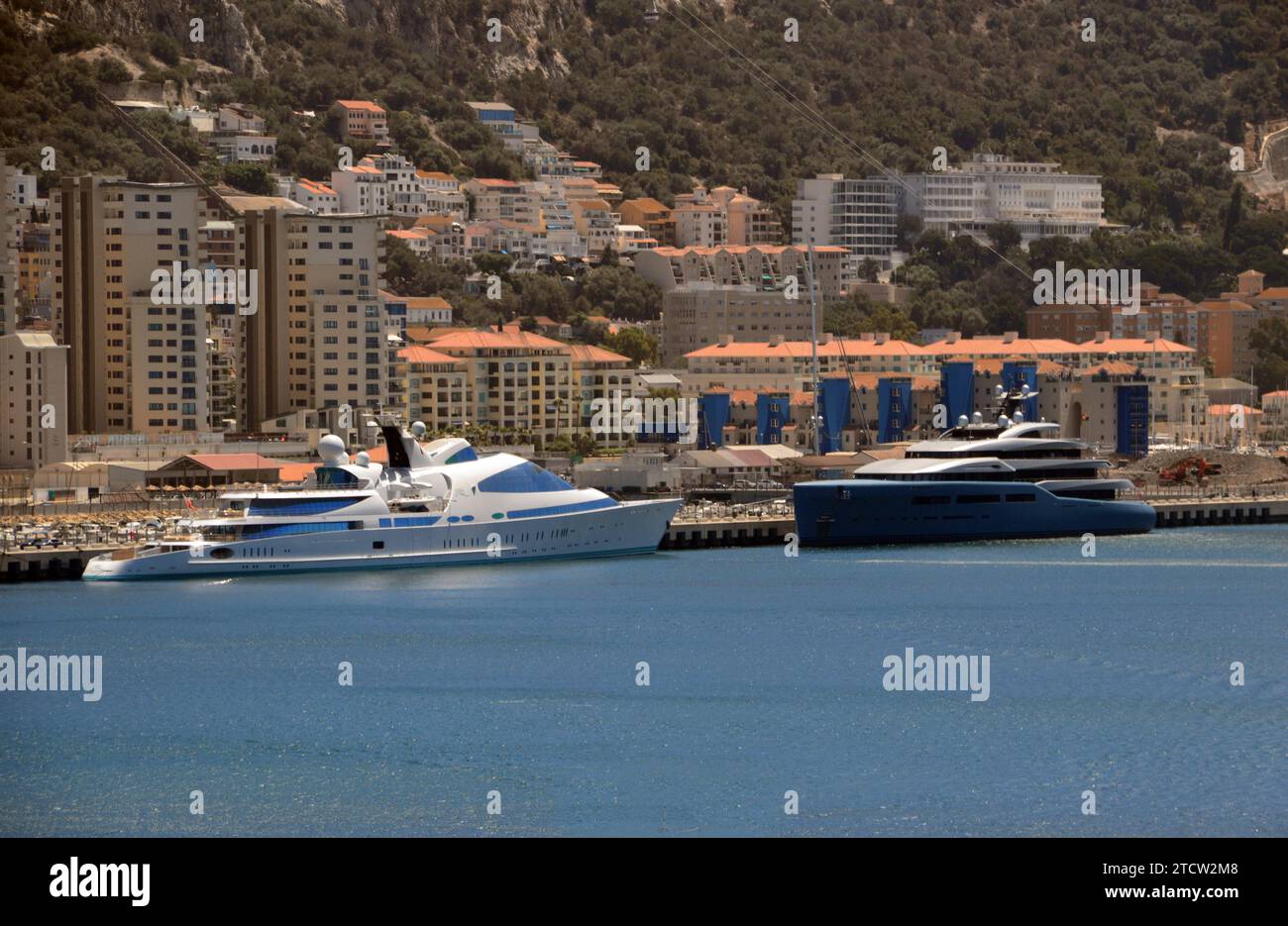 Zwei teure Luxus-Super-Yachten, die an einem privaten Jetty in Gibraltar, BOT, Spanien, EU verankert sind. Stockfoto