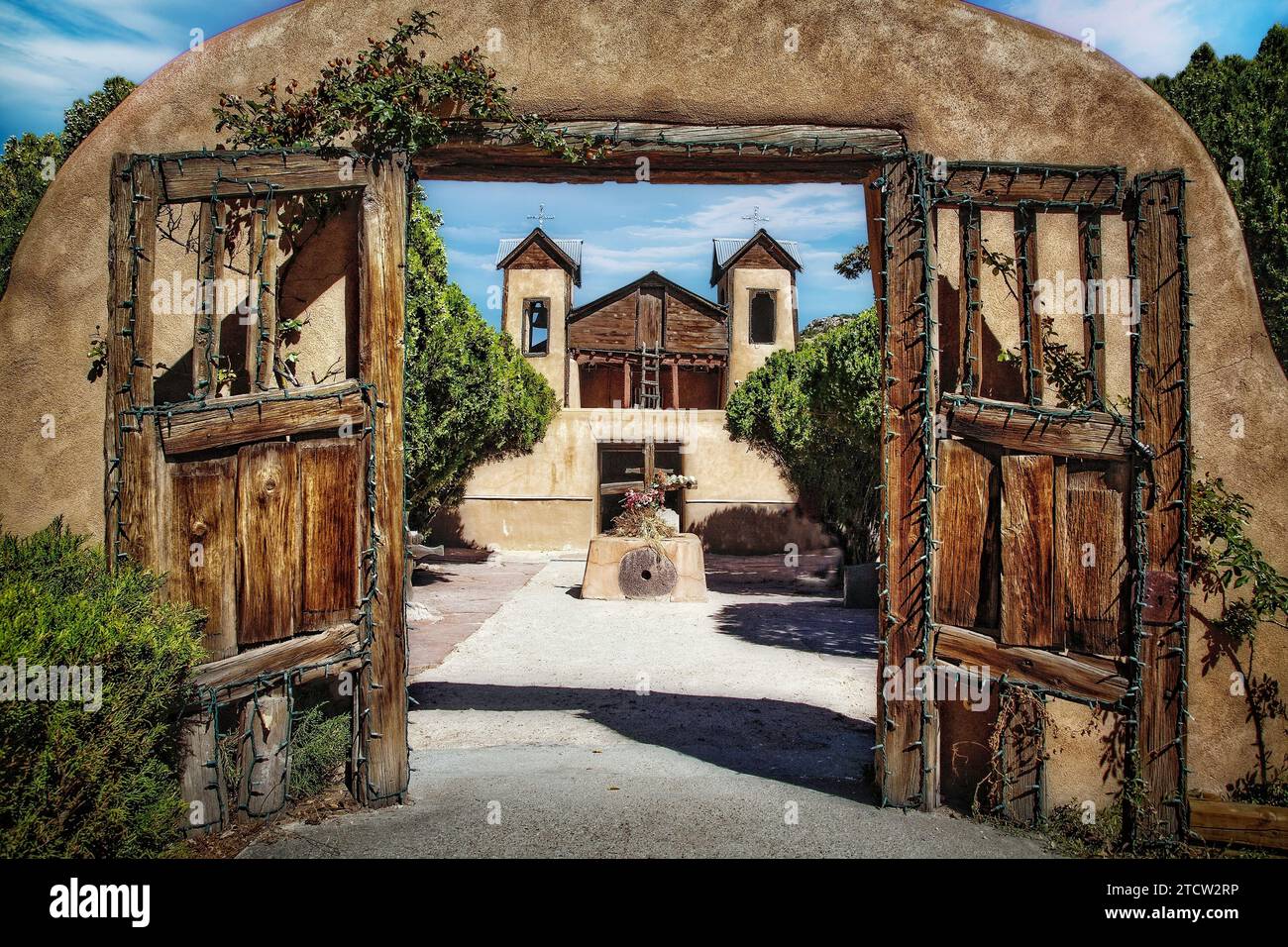 Das bescheidene Tor zum historischen Sactuario de Chimayo in New Mexico. Stockfoto