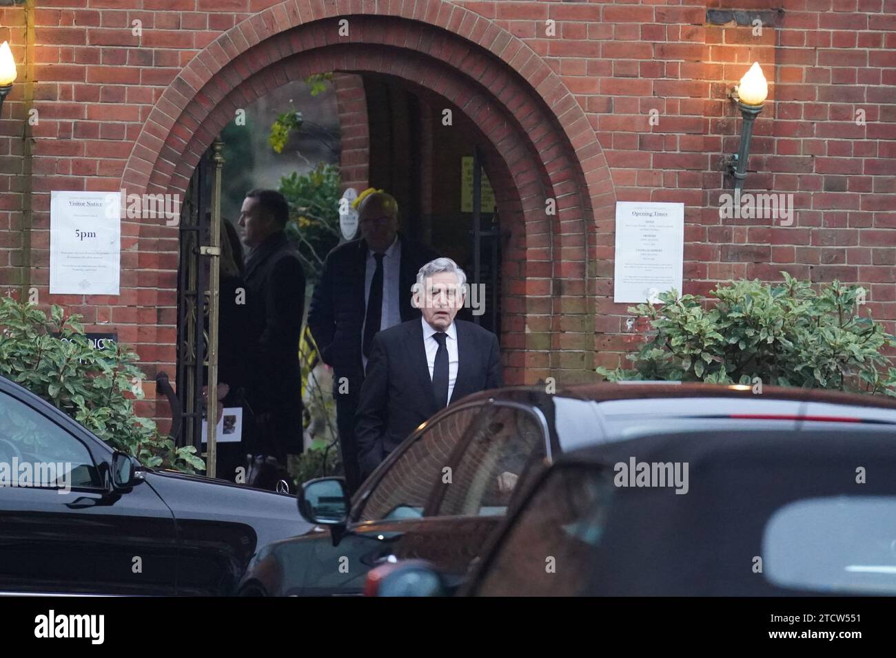 Der ehemalige Premierminister Gordon Brown verlässt die Beerdigungsfeier von Baroness Glenys Kinnock aus Holyhead, einer ehemaligen Ministerin, Abgeordneter und Ehefrau des ehemaligen Labour-Führers Lord Kinnock, im Golders Green Crematorium im Norden Londons. Bilddatum: Donnerstag, 14. Dezember 2023. Stockfoto