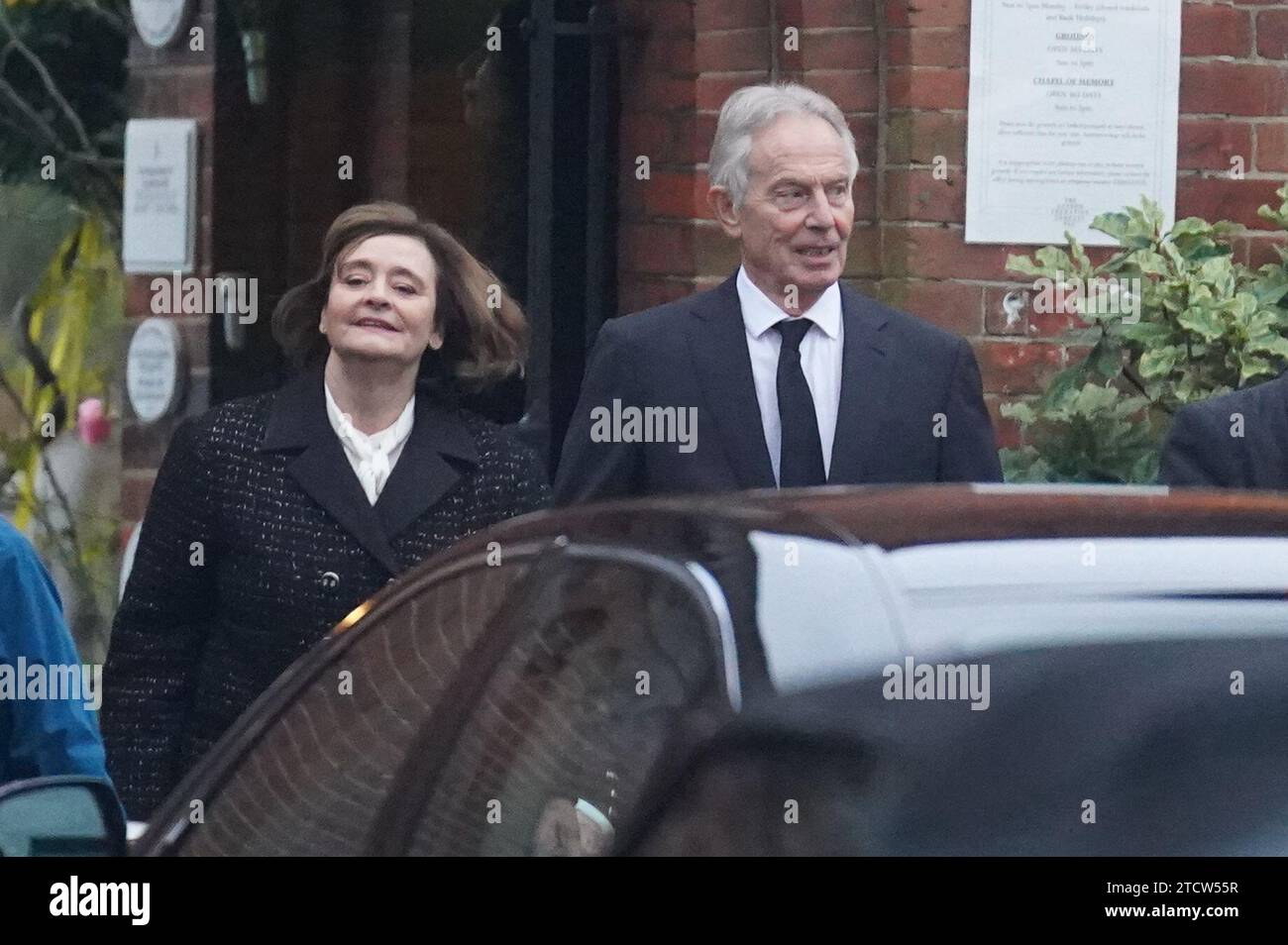 Der ehemalige Premierminister Tony Blair und seine Frau Cherie Blair verlassen die Beerdigungsfeier von Baroness Glenys Kinnock aus Holyhead, einer ehemaligen Ministerin, Abgeordneter und Ehefrau des ehemaligen Labour-Führers Lord Kinnock, im Golders Green Crematorium im Norden Londons. Bilddatum: Donnerstag, 14. Dezember 2023. Stockfoto