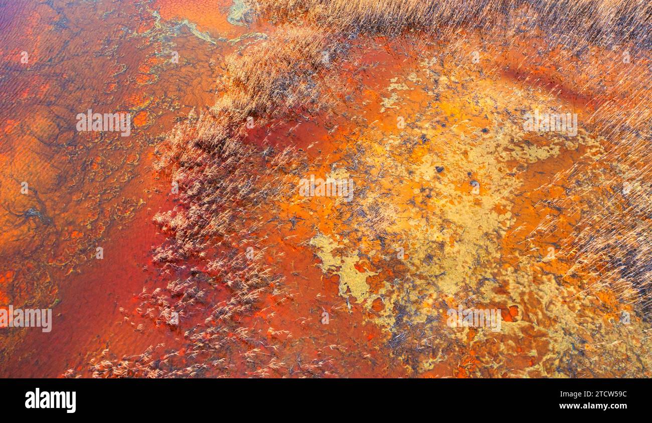 Chromatische Tiefen: Titansteinbruch Reflektiert Lebendiges Wasser Stockfoto