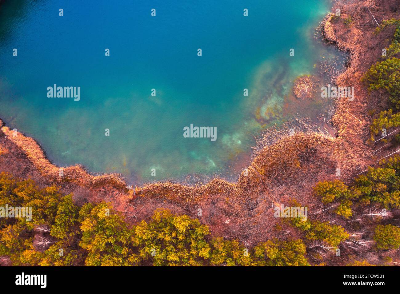 Flüssigpalette: Becken des Titansteinbruchs in bunten Farben lackiert Stockfoto