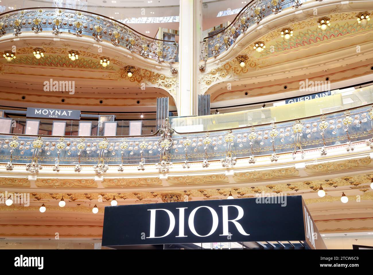 Galerie Lafayette, Interiors, Paris: Parfümerie-Geschäfte und Markenfenster im berühmtesten Geschäft im Stadtzentrum von Paris Stockfoto