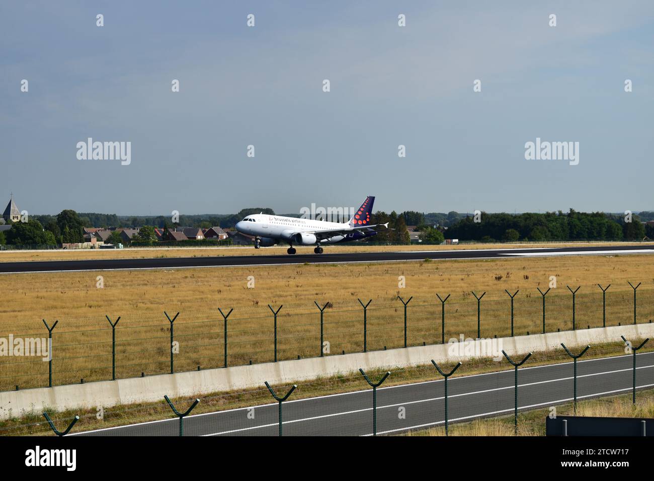 Brussels Airlines A319 landet am Flughafen Brüssel auf der Start- und Landebahn 25L Stockfoto