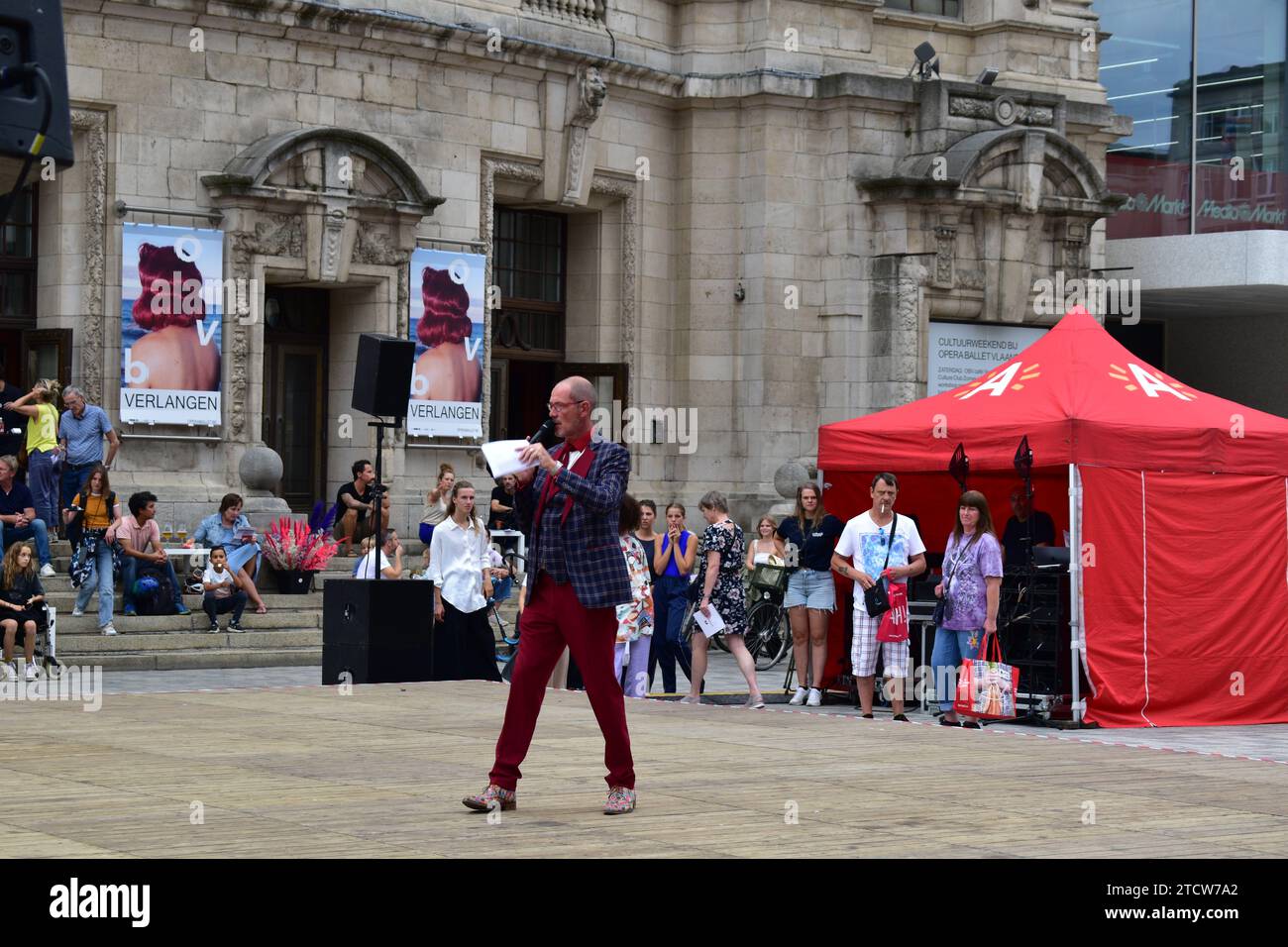 Öffentliche Rednerin informiert und unterhält Zuschauer während des Antwerpener Kulturwochenendes im Stadtzentrum von Antwerpen Stockfoto