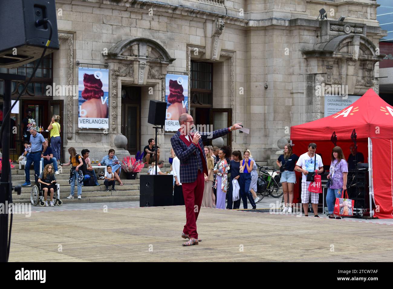 Öffentliche Rednerin informiert und unterhält Zuschauer während des Antwerpener Kulturwochenendes im Stadtzentrum von Antwerpen Stockfoto