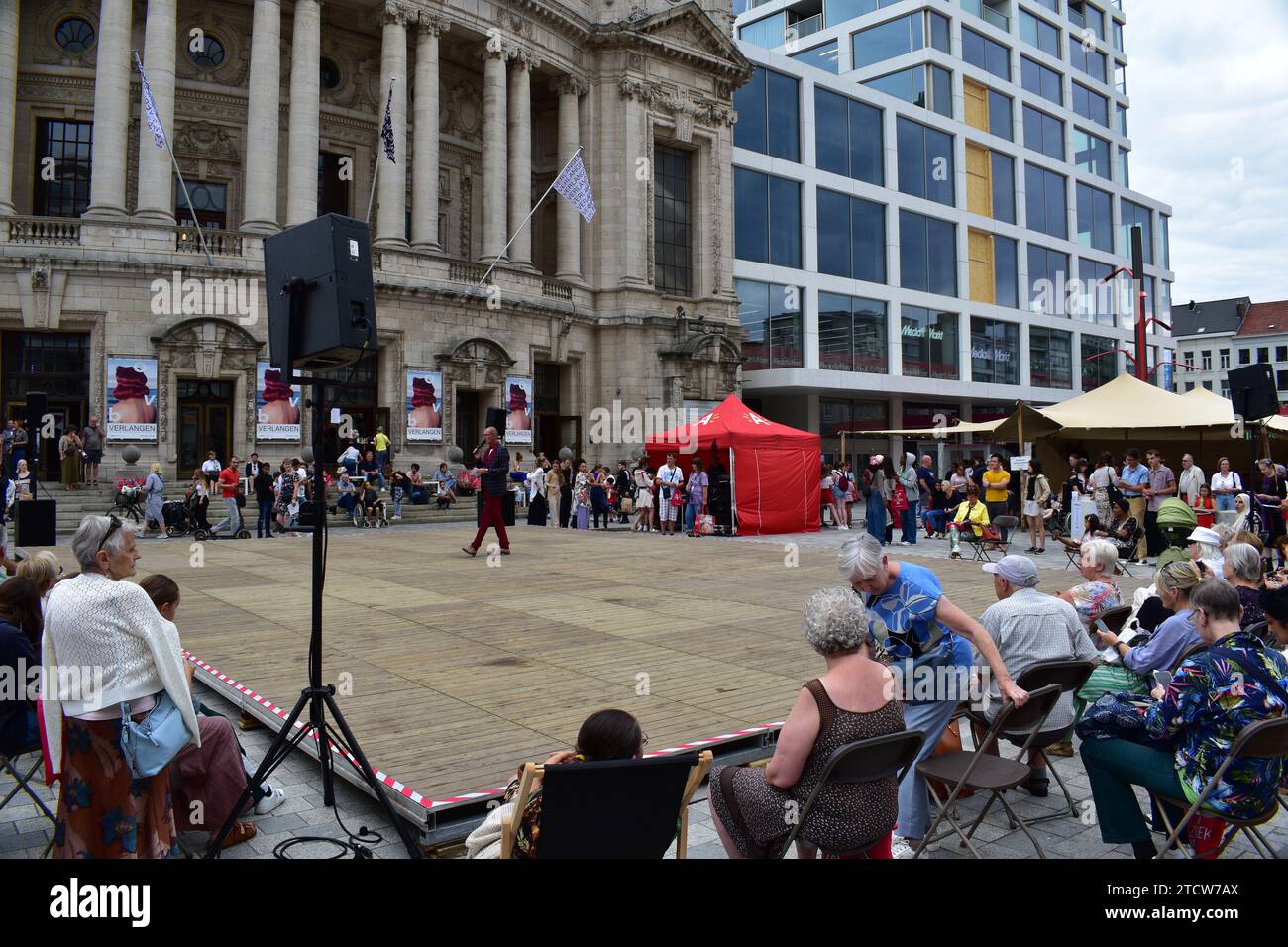 Öffentliche Rednerin informiert und unterhält Zuschauer während des Antwerpener Kulturwochenendes im Stadtzentrum von Antwerpen Stockfoto