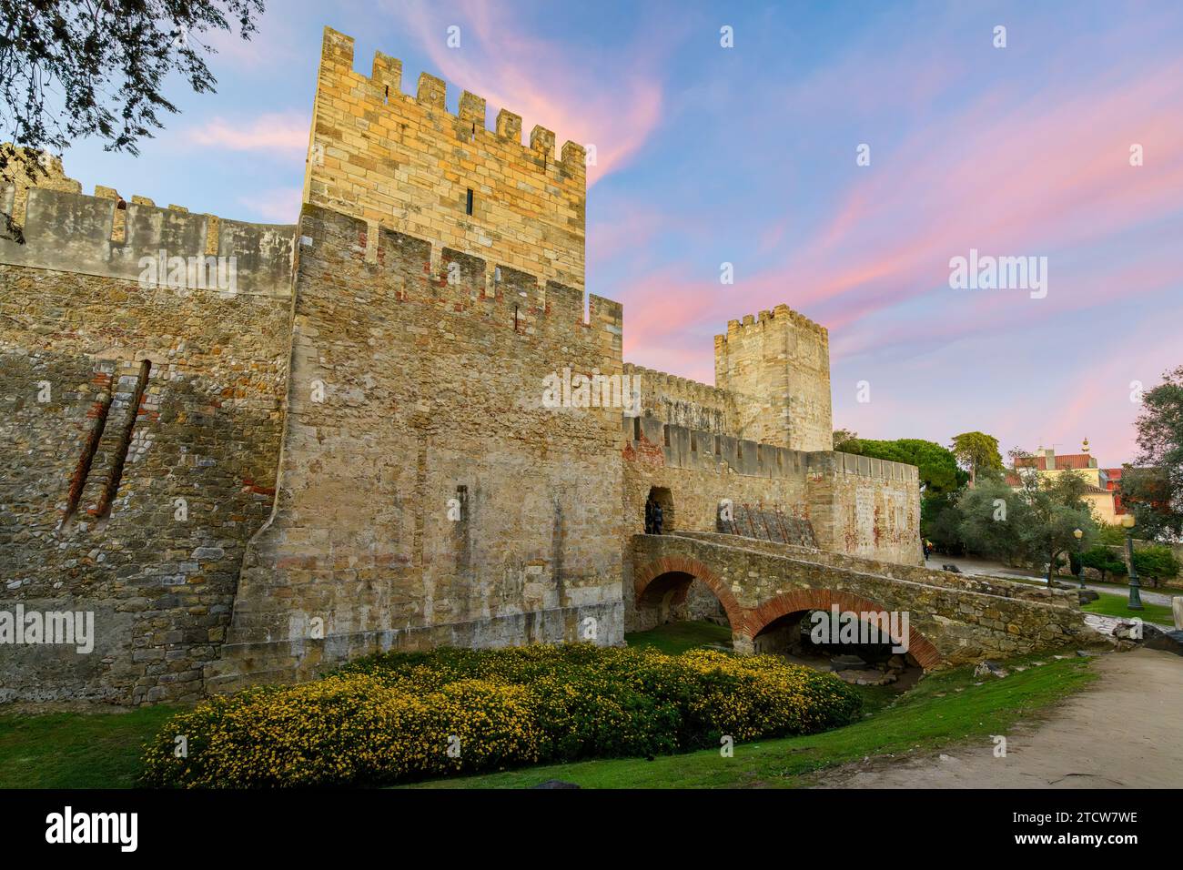 Eine beleuchtete St. George's Castle oder Castelo de São Jorge, eine Festung auf einem Hügel im Alfama-Viertel mit Blick auf Lissabon, Portugal. Stockfoto