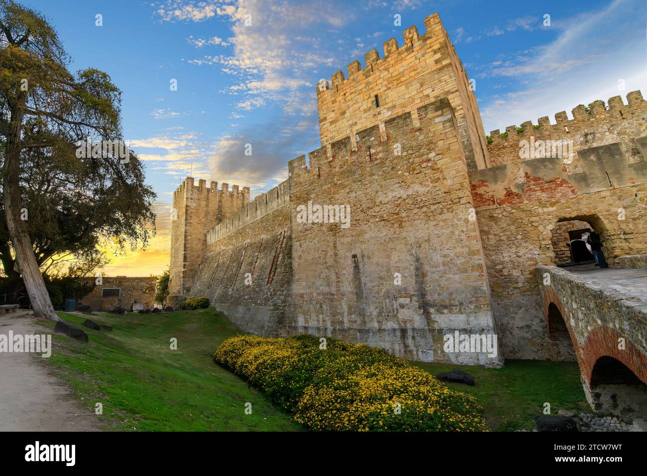Eine beleuchtete St. George's Castle oder Castelo de São Jorge, eine Festung auf einem Hügel im Alfama-Viertel mit Blick auf Lissabon, Portugal. Stockfoto