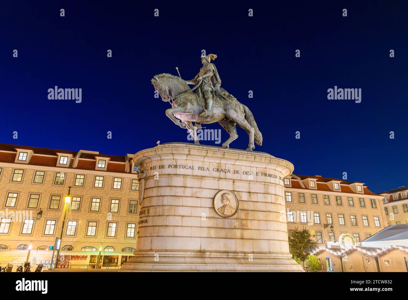 Beleuchteter Abendblick auf die Reiterstatue von König Jon I. auf dem Platz Praca da Figueira im Stadtteil Baixa im Zentrum von Lissabon, Portugal. Stockfoto