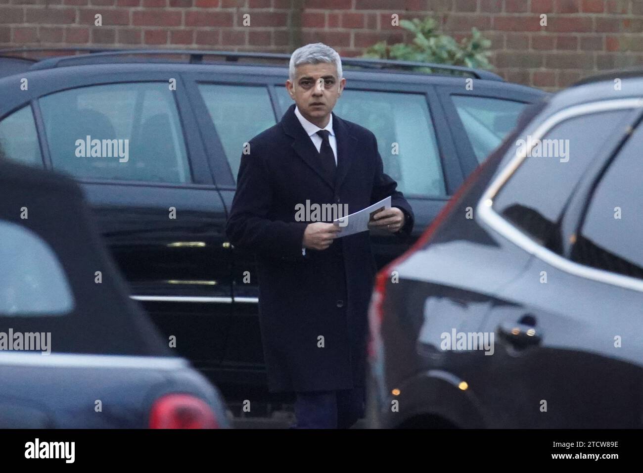Der Bürgermeister von London Sadiq Khan verlässt die Beerdigungsfeier von Baroness Glenys Kinnock aus Holyhead, einer ehemaligen Ministerin, Abgeordneter und Ehefrau des ehemaligen Labour-Führers Lord Kinnock, im Golders Green Crematorium im Norden Londons. Bilddatum: Donnerstag, 14. Dezember 2023. Stockfoto