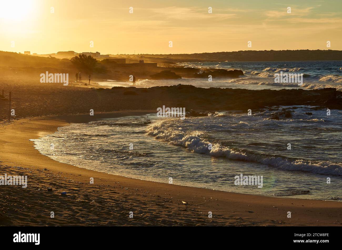 Goldener Sonnenuntergang am Strand von SES Platgetes in es Caló (Formentera, Pityusische Inseln, Balearen, Mittelmeer, Spanien) Stockfoto