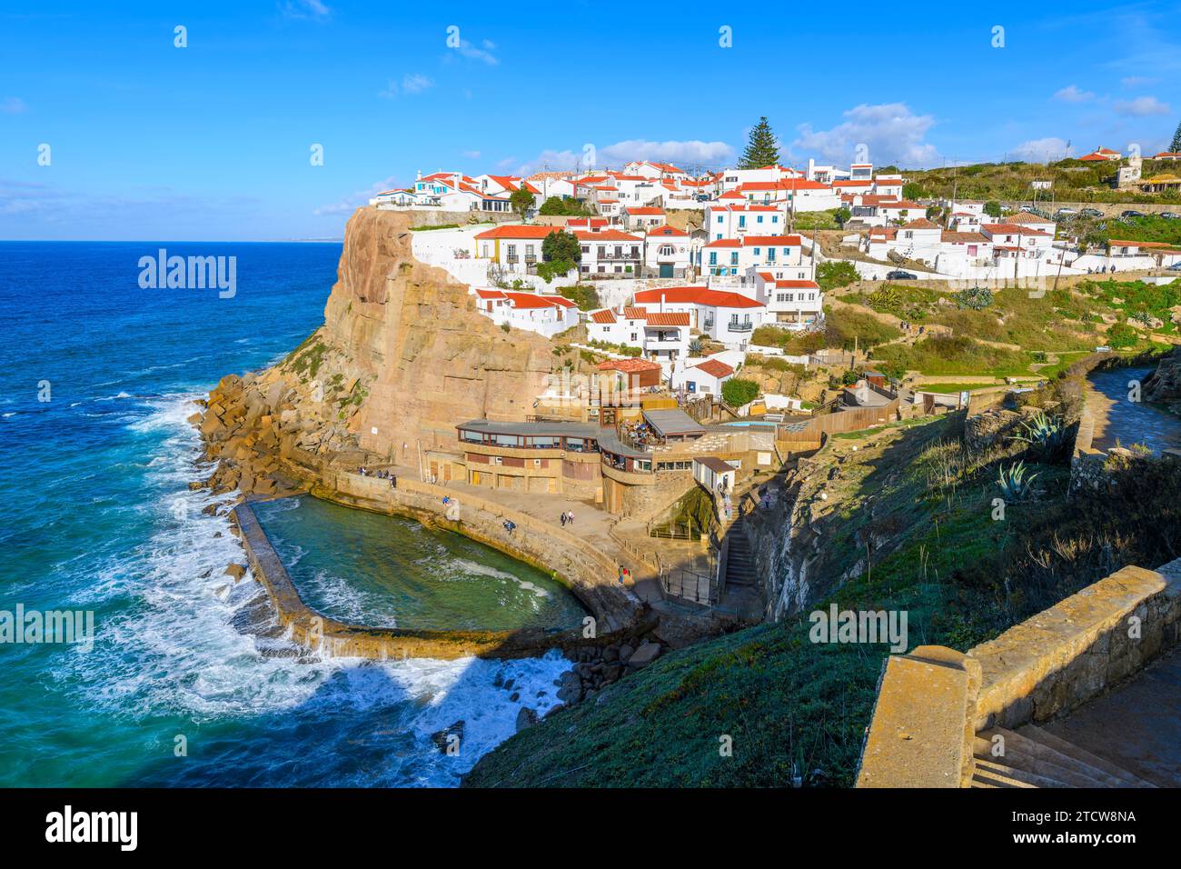Blick von den Klippen auf die malerische Küstenstadt Azenhas do Mar, Portugal, entlang der Atlantikküste des Bezirks Colares und in der Region Sintra. Stockfoto