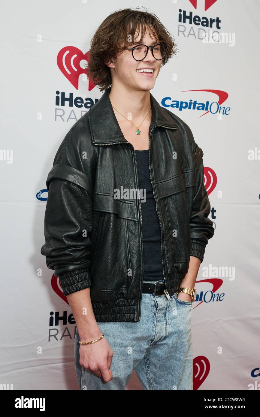 PHILADELPHIA, PA, USA - 12. DEZEMBER 2023: David Kushner posiert beim iHeartRadio Jingle Ball 2023 im Wells Fargo Center. Stockfoto