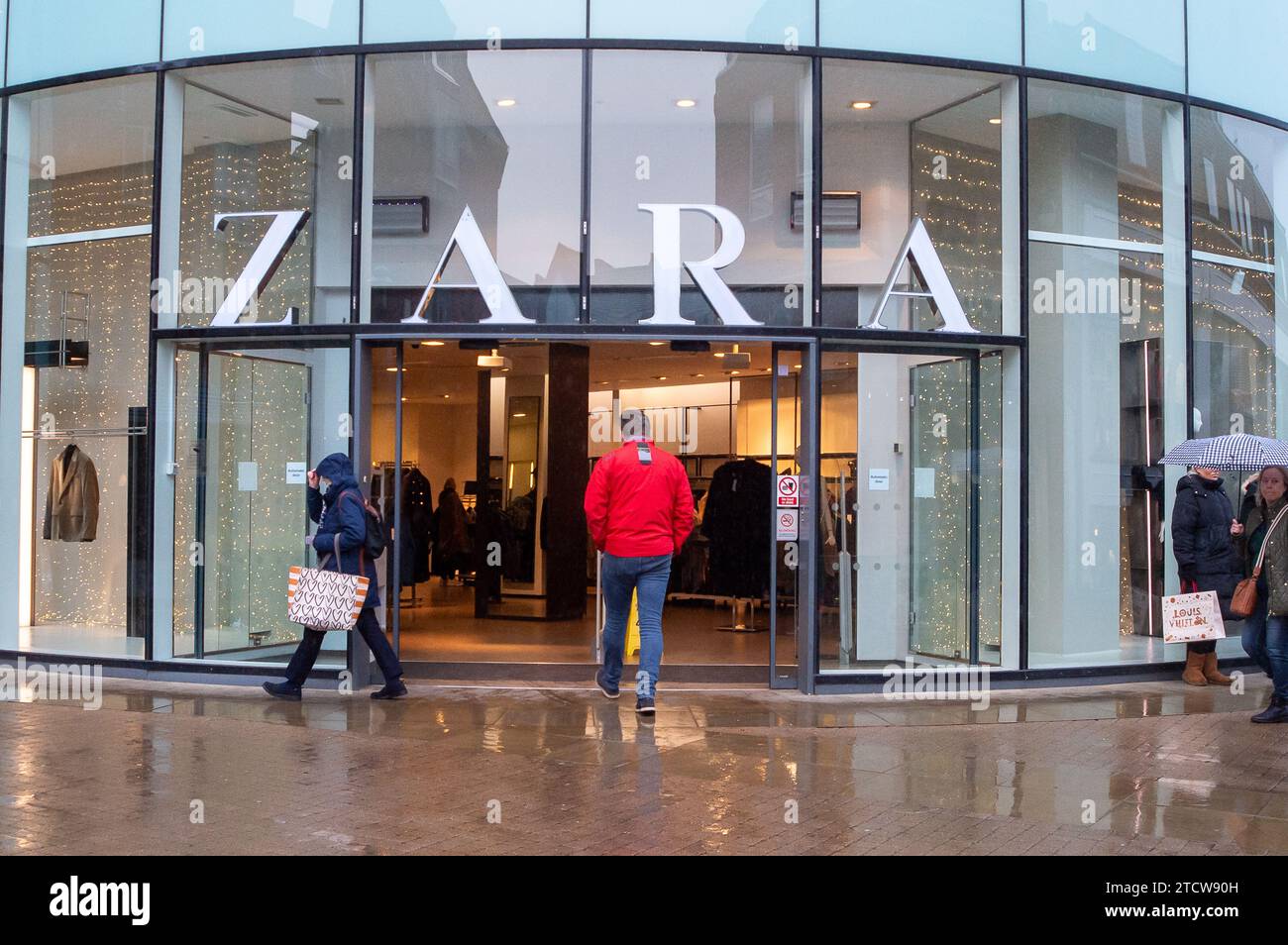 Windsor, Großbritannien. Dezember 2023. Ein Zara-Bekleidungsgeschäft in Windsor, Berkshire. Inditex, die Eigentümerin der Bekleidungskette Zara, meldete eine Abschwächung des Umsatzwachstums vor Weihnachten. Quelle: Maureen McLean/Alamy Live News Stockfoto