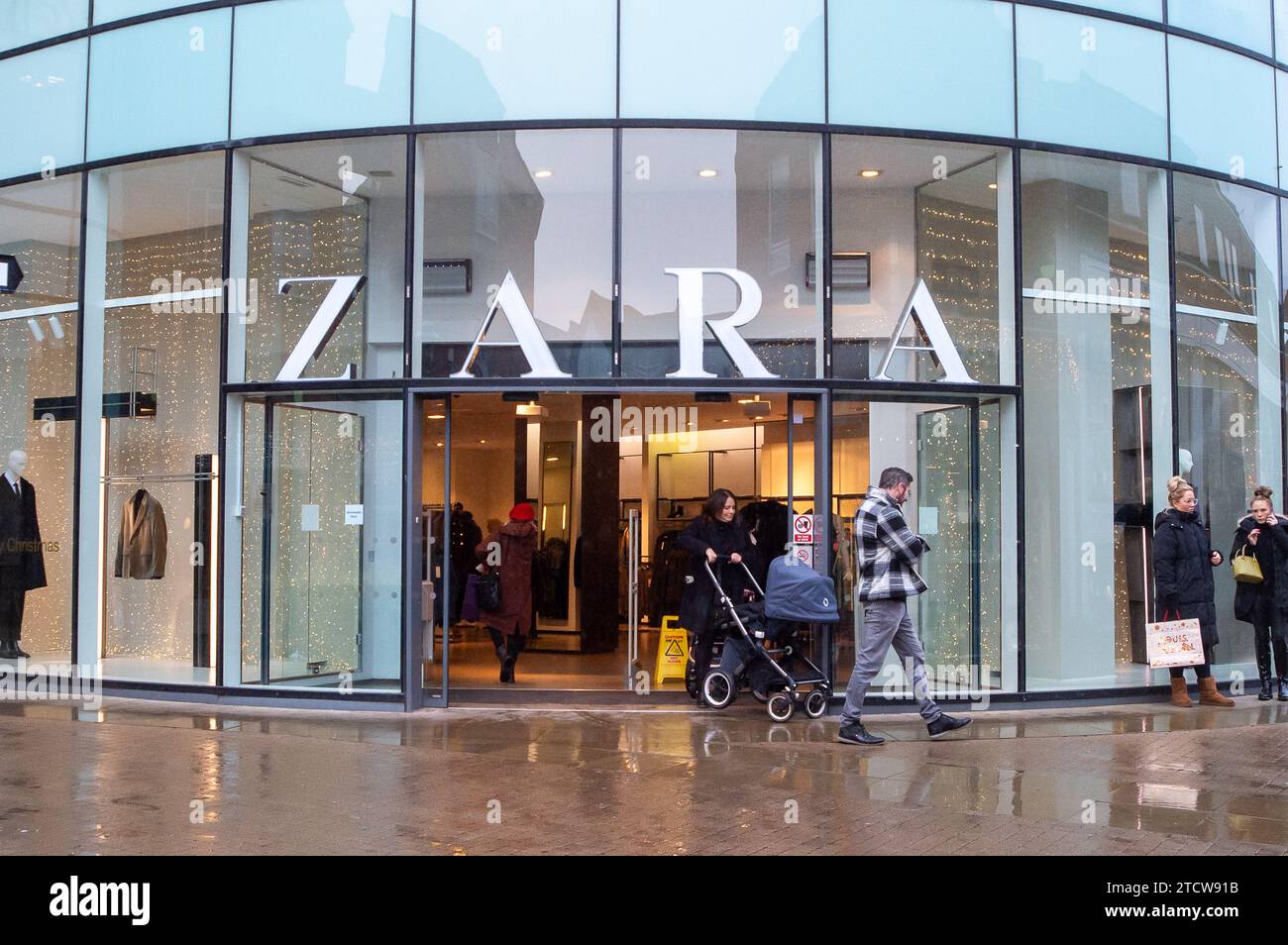 Windsor, Großbritannien. Dezember 2023. Ein Zara-Bekleidungsgeschäft in Windsor, Berkshire. Inditex, die Eigentümerin der Bekleidungskette Zara, meldete eine Abschwächung des Umsatzwachstums vor Weihnachten. Quelle: Maureen McLean/Alamy Live News Stockfoto