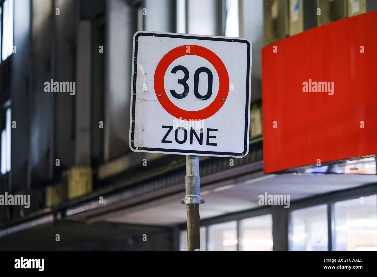 Düsseldorf 14.12.2023 Tempo 30 Tempo30 Zone Innenstadt City Verkehr Dieselfahrverbot Umwelthilfe Bussgeld Luftreinhaltung Tempobegrenzung Geschwindigkeitsbegrenzung CO2 Stickoxid Feinstaub Emission Luftreinhaltung Luftreinhalteplan Fahrverbote Verkehrskollaps Klimawandel Verkehrswende Düsseldorf Nordrhein-Westfalen Deutschland *** Düsseldorf 14 12 2023 Tempo 30 Tempo30 Zone Stadtzentrum Stadtverkehr Diesel Fahrverbot Umweltbeihilfen Feinluftverschmutzung Geschwindigkeitsbegrenzung CO2 Stickoxide Stickoxide Partikel Materie Emission Kontrolle der Luftverschmutzung Kontrolle der Luftverschmutzung Stockfoto