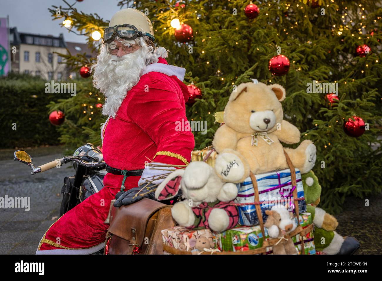 Cottbus, Deutschland. Dezember 2023. Ein als Weihnachtsmann gekleideter Mann steht vor einem 