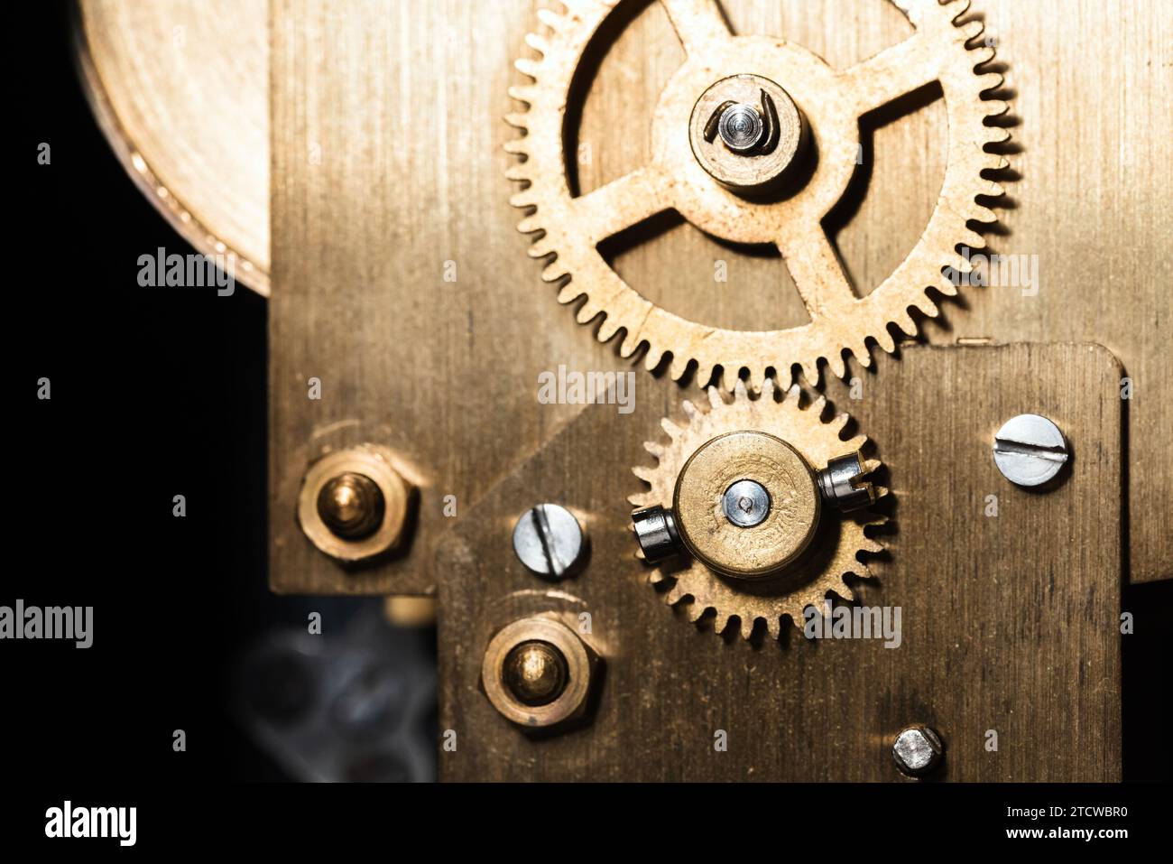 Vintage Uhrwerk Nahaufnahme mit selektivem Fokus, Zahnräder aus Messing befinden sich auf der Rückseite einer Kaminuhr Stockfoto