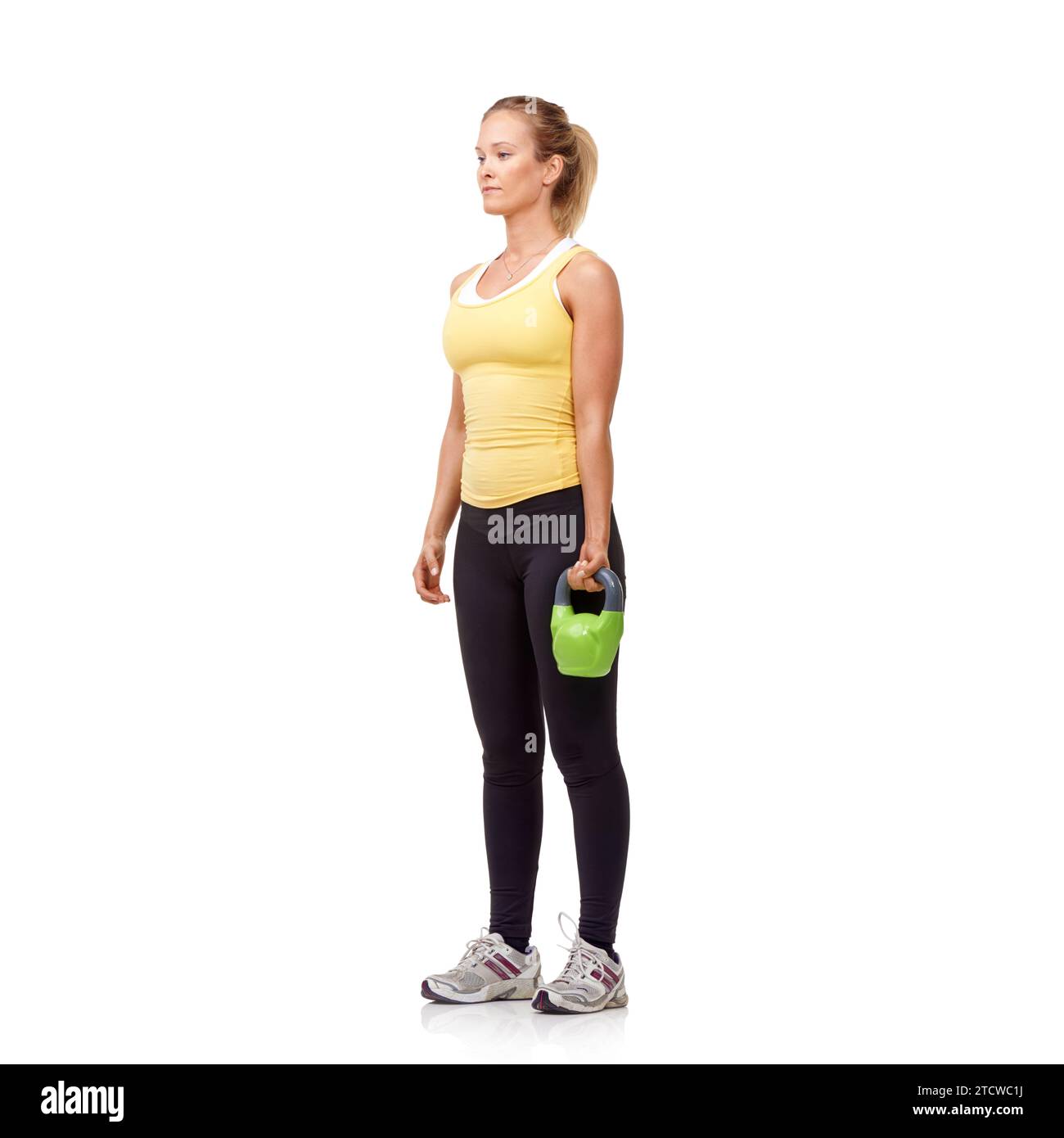 Training, Gewichtheben und Studiofrau mit Kettlebell für das Wachstum der Bizepsmuskulatur, die Entwicklung der Armstärke oder Ganzkörperübungen. Fitnessgeräte Stockfoto