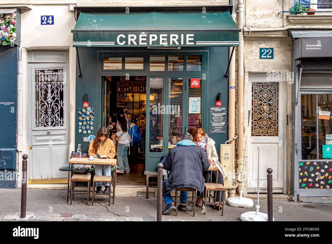 Leute, die vor dem Crêperie Rozell Café sitzen, einer Creperie und Café in Montmartre im 18. Arrondissement von Paris, Frankreich Stockfoto