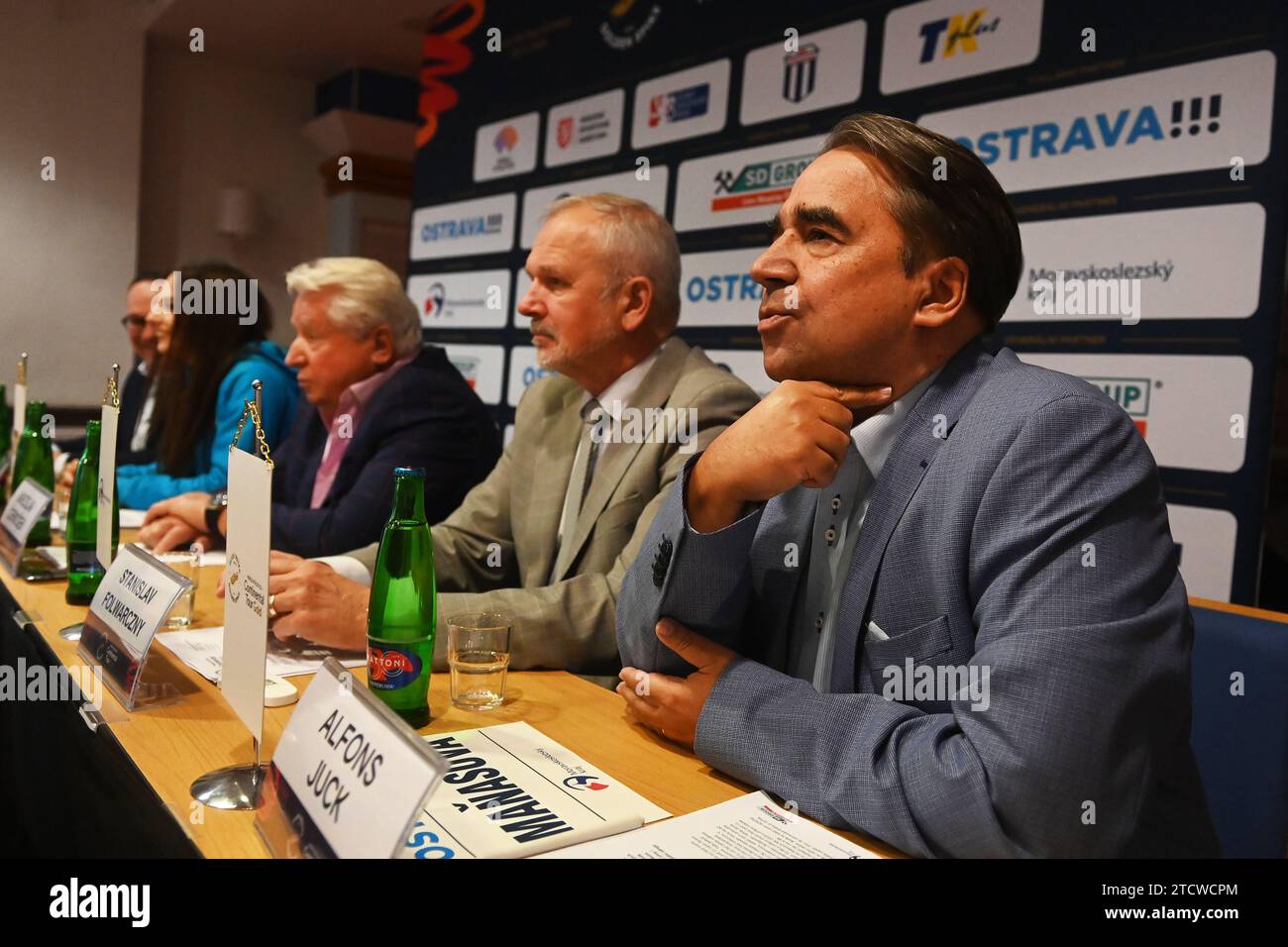 Ostrava, Tschechische Republik. Dezember 2023. (R-L) Manager des Goldenen Spikes Ostrava Alfonz Juck, stellvertretender Gouverneur der Region Mähren-Schlesien Stanislav Folwarczny, Miroslav Cernosek von der Agentur TK Plus, Athlet Karolina Manasova und Ostrava Bürgermeister Jan Dohnal während der Pressekonferenz vor dem 63. Jährlichen Leichtathletikevent Ostrava Golden Spike am 14. Dezember 2023 in Ostrava, Tschechische Republik. Die 63. Ausgabe wird für den 28. Mai 2024 im Rahmen der World Athletics Continental Tour vorbereitet. Quelle: Jaroslav Ozana/CTK Photo/Alamy Live News Stockfoto