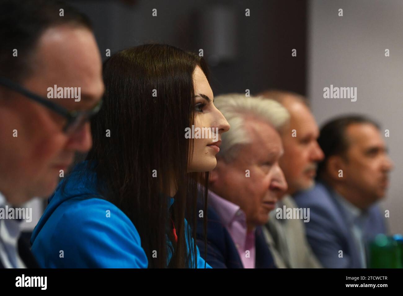 Ostrava, Tschechische Republik. Dezember 2023. (L-R) Ostrava Bürgermeister Jan Dohnal, Athlet Karolina Manasova, Miroslav Cernosek von der Agentur TK Plus, stellvertretender Gouverneur der Region Mähren-Schlesien Stanislav Folwarczny und Manager des Goldenen Spikes Ostrava Alfonz Juck während der Pressekonferenz vor dem 63. Jährlichen Leichtathletik-Event in Ostrava, Tschechische Republik, 14. Dezember 2023. Die 63. Ausgabe wird für den 28. Mai 2024 im Rahmen der World Athletics Continental Tour vorbereitet. Quelle: Jaroslav Ozana/CTK Photo/Alamy Live News Stockfoto