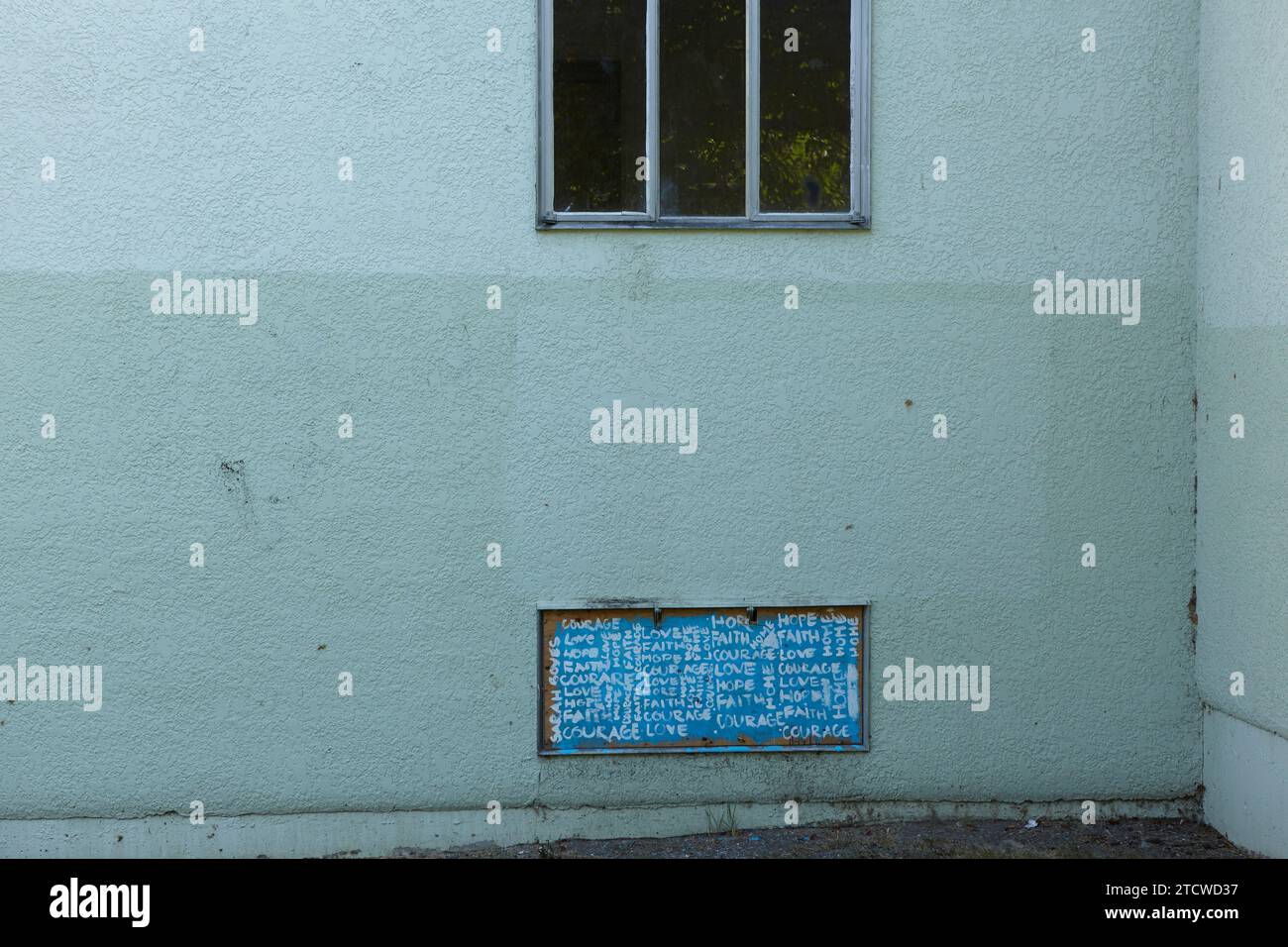 Sozialwohnungen nach Räumungen, vor dem Abriss in Riley Park, Vancouver, BC, Kanada. Kunst mit Gemeinschaftsthemen an Bord. Stockfoto