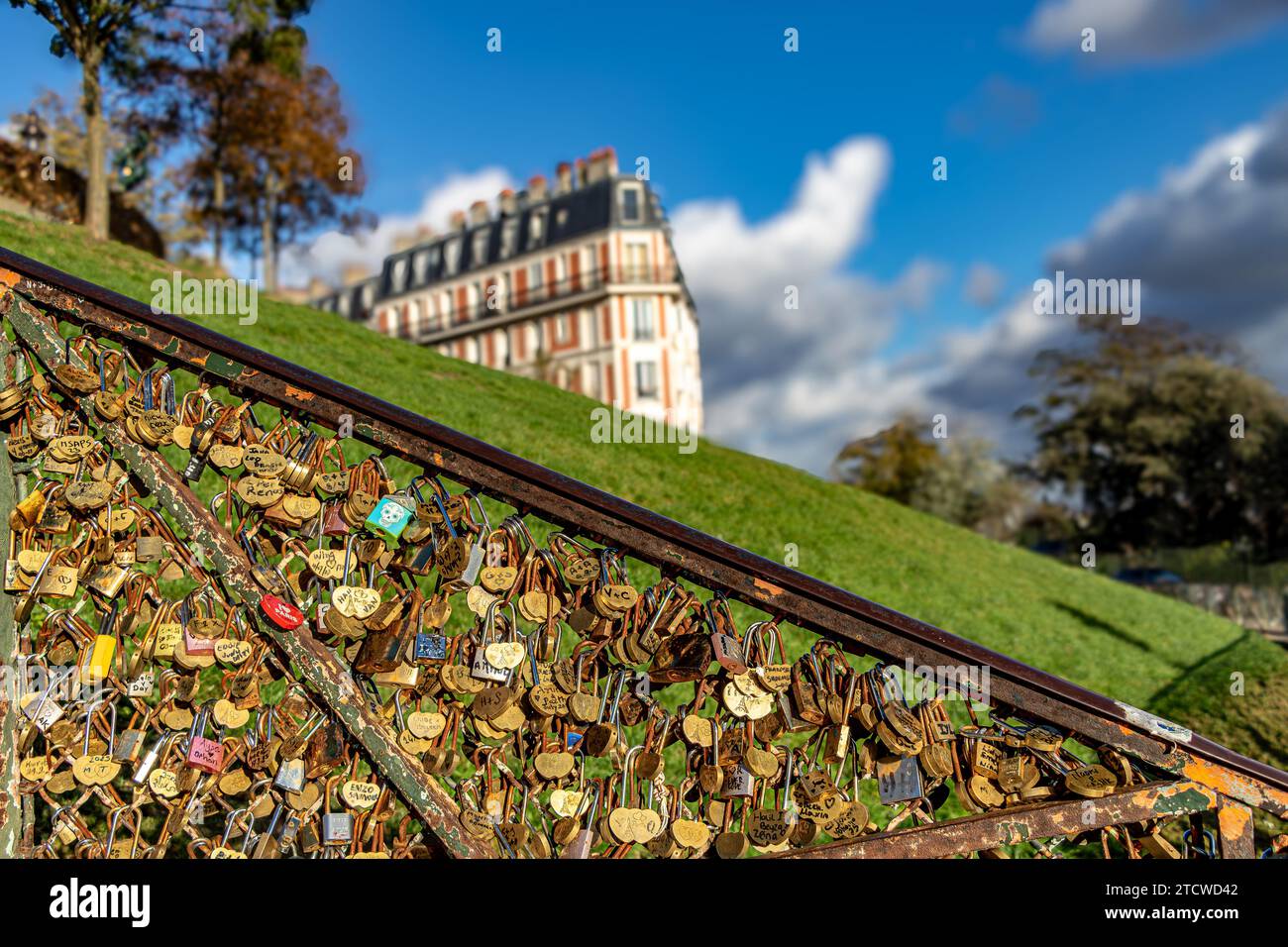 Love-Vorhängeschlösser (les cadenas d'amour) an einem Geländer in der Nähe der Sacre Coeur in Monmartre, Paris, Frankreich Stockfoto