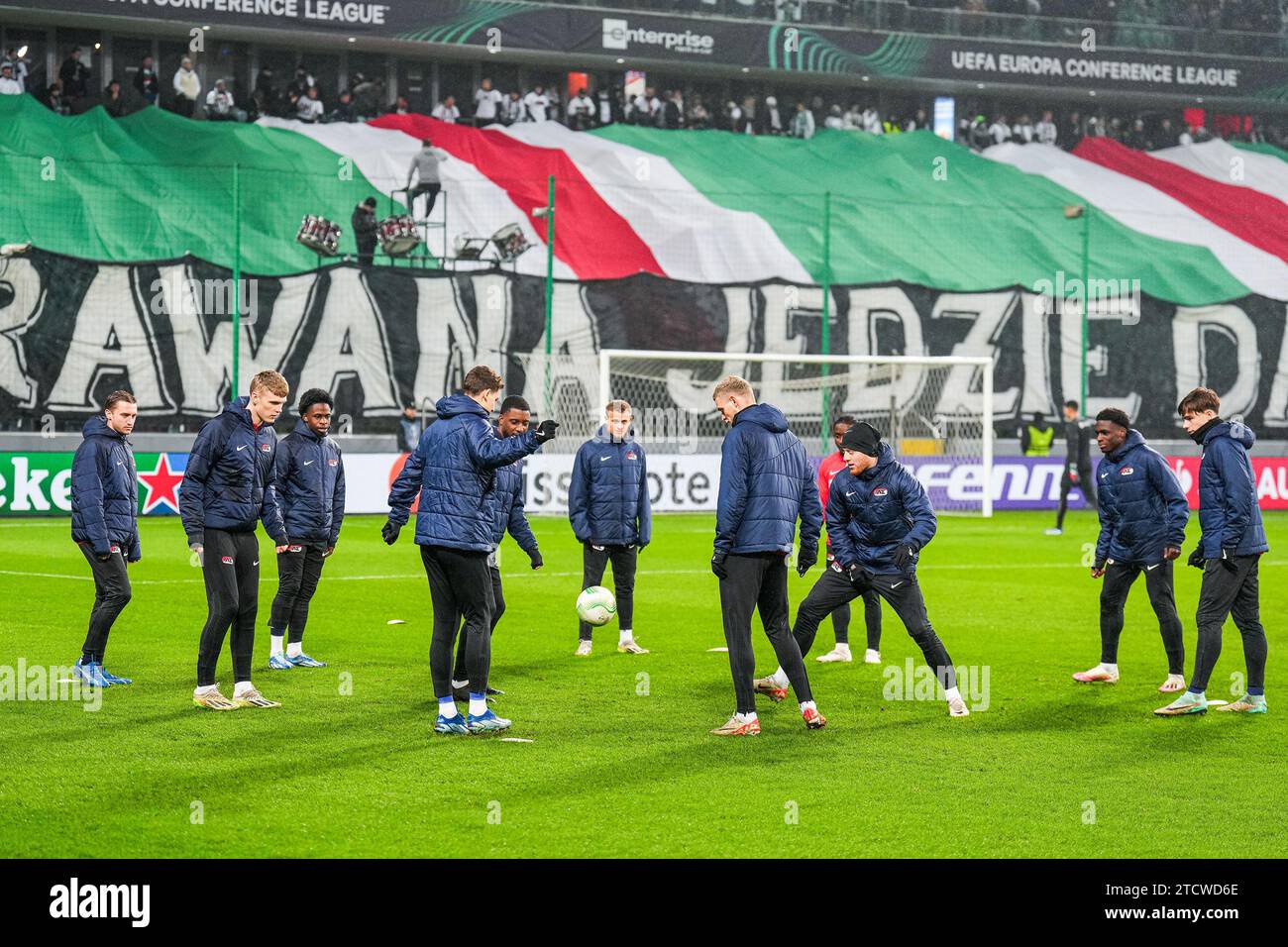 WARSCHAU - AZ Spieler beim UEFA Conference League Spiel in der Gruppe E zwischen Legia Warschau und AZ Alkmaar im Stadtstadion Legia Warschau am 14. Dezember 2023 in Warschau, Polen. ANP ED VAN DE POL Stockfoto