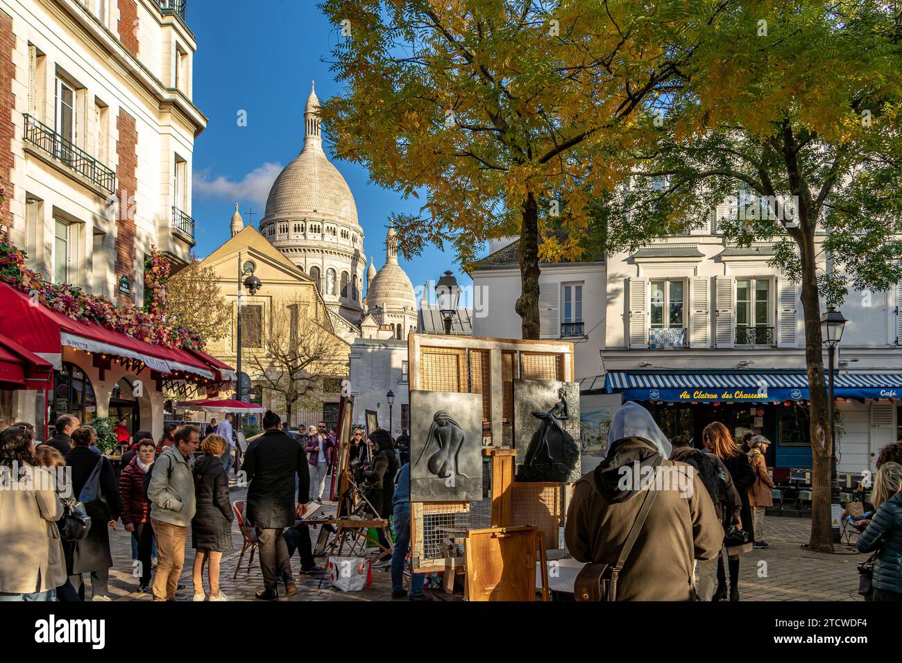 Leute, die an einem Winternachmittag in Montmartre, Paris, Frankreich, spazieren um den Place du Tertre herum und schauen sich die Künstler und ihre Werke an Stockfoto