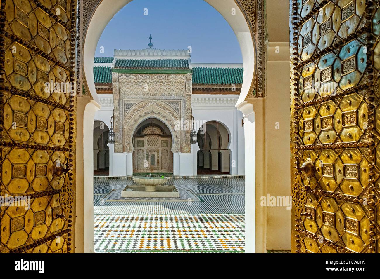 Haupteingang mit Bronzetüren und Innenhof der al-Qarawiyin Moschee und Universität in der alten Medina der Stadt Fes / Fes, Fes-Meknes, Marokko Stockfoto