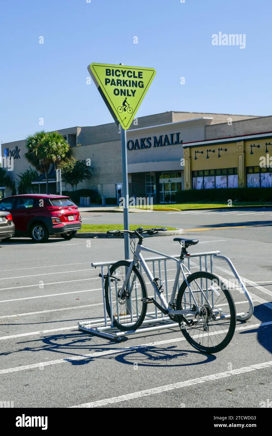Spezieller Parkplatz für Fahrräder in der Oaks Mall in Gainesville, Florida. Stockfoto