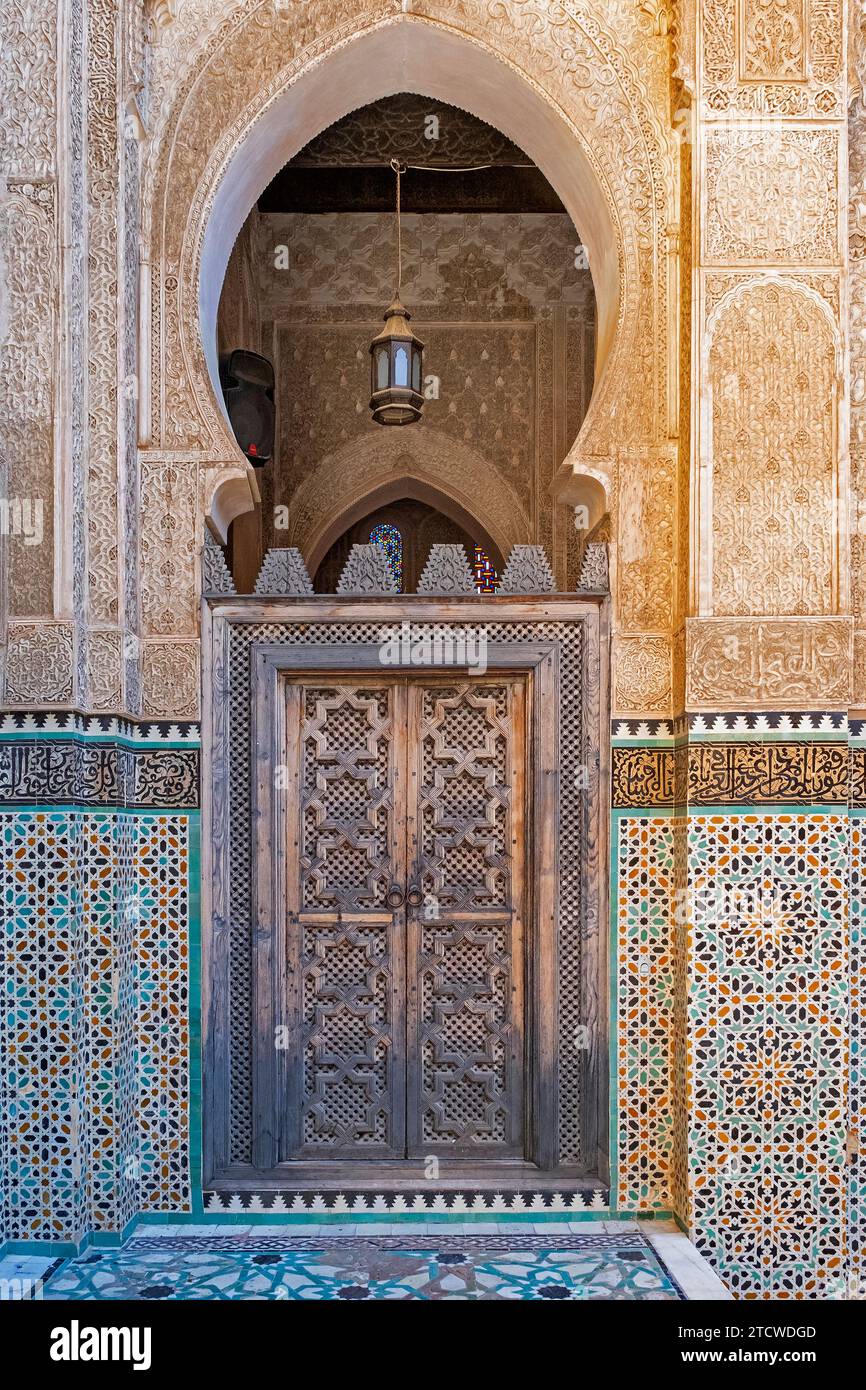 Geschnitzte Holztür der Madrasa Bou Inania, Höhepunkt der marinidischen Architektur in der Stadt Fes / Fès, Fès-Meknes, Marokko Stockfoto