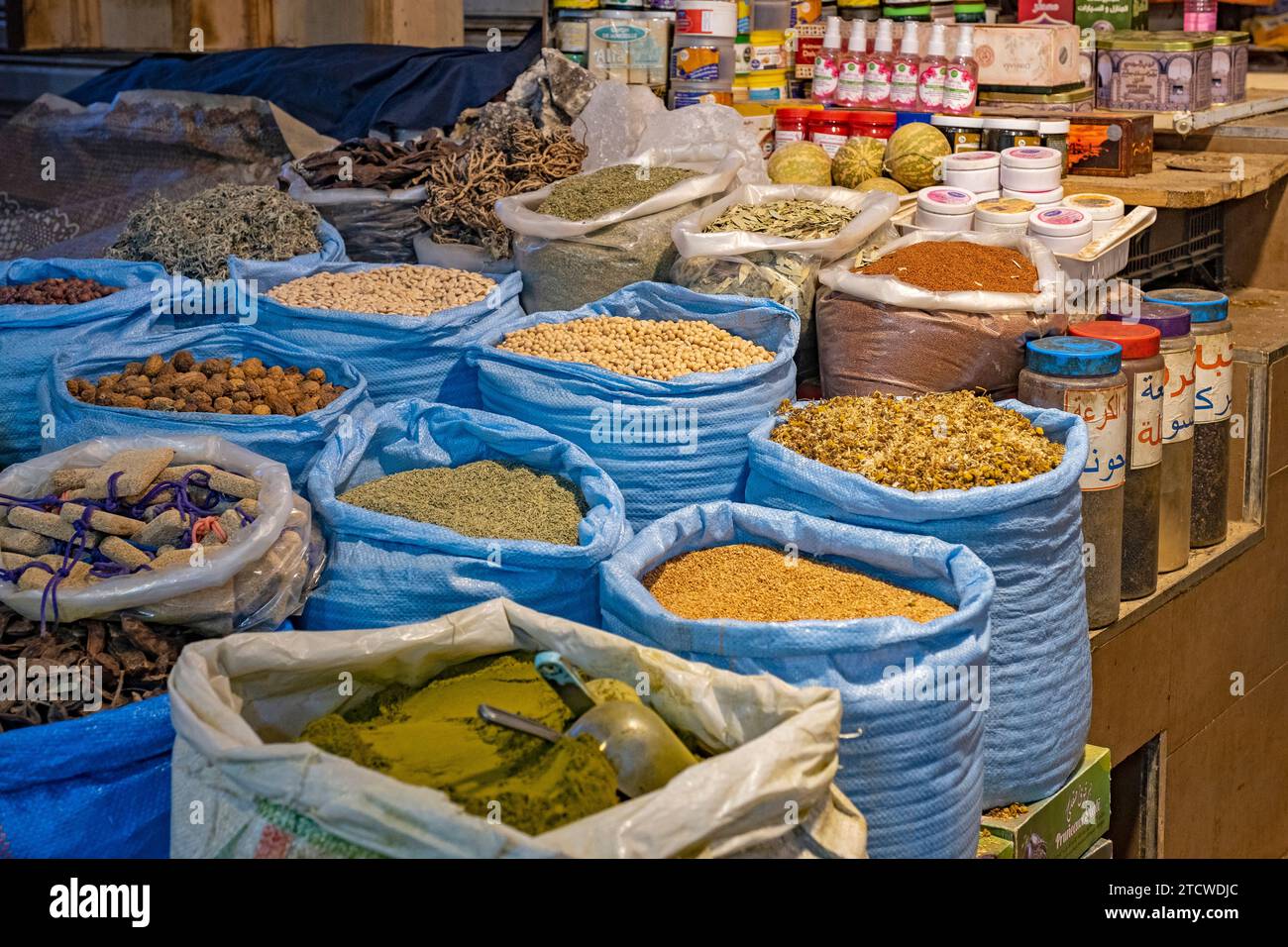 Große Taschen mit Gewürzen und Nüssen im Lebensmittelgeschäft in der Medina der Stadt Meknes, Fez-Meknes, Marokko Stockfoto