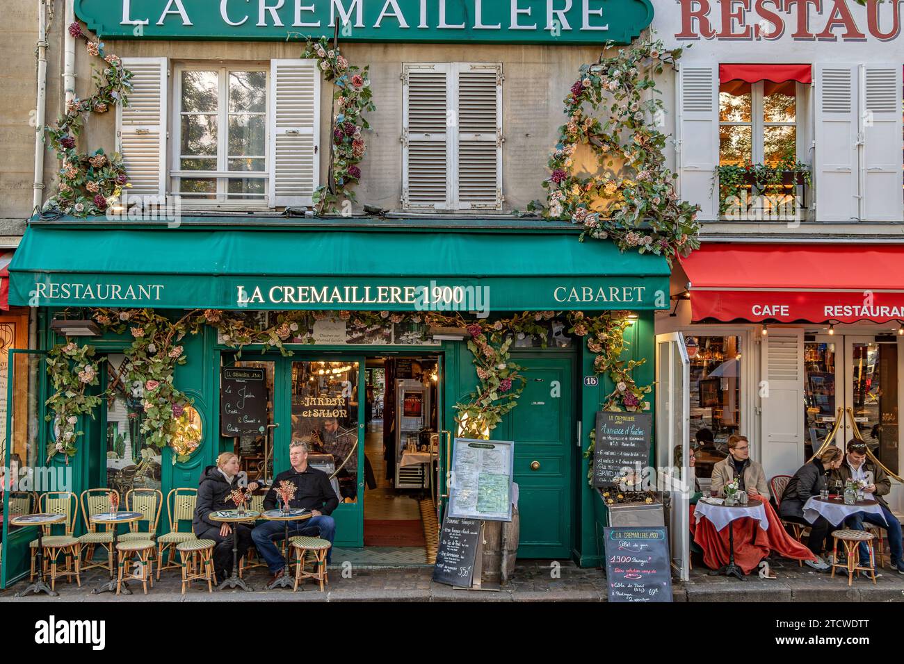 Personen, die am späten Nachmittag an einem Wintertag vor La Crémaillère 1900 sitzen, in Place du Tertre, Montmartre, Paris, Frankreich Stockfoto