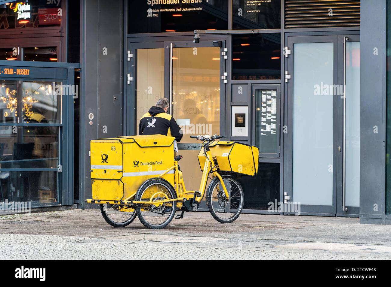 14.12.2023,Berlin,die Post wird zugestellt. *** 14 12 2023, Berlin, die Post wird zugestellt Stockfoto