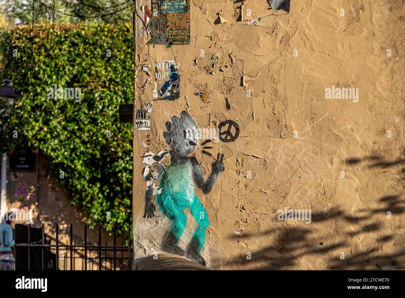 Street Art an der Ecke eines Gebäudes in Montmartre, im 18. Arrondissement von Paris, Frankreich Stockfoto