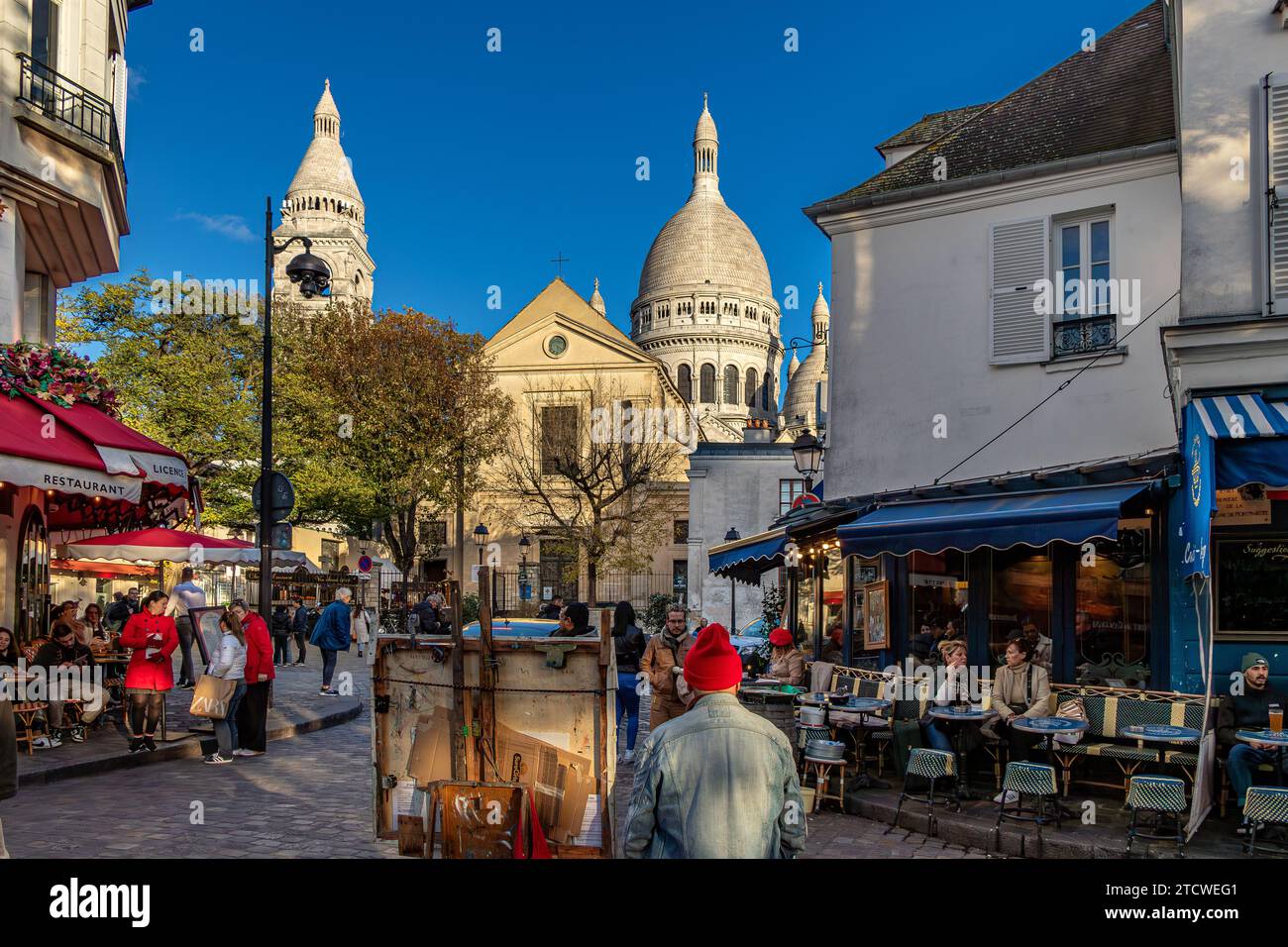 Leute, die an einem Winternachmittag in Montmartre, Paris, Frankreich, spazieren um den Place du Tertre herum und schauen sich die Künstler und ihre Werke an Stockfoto