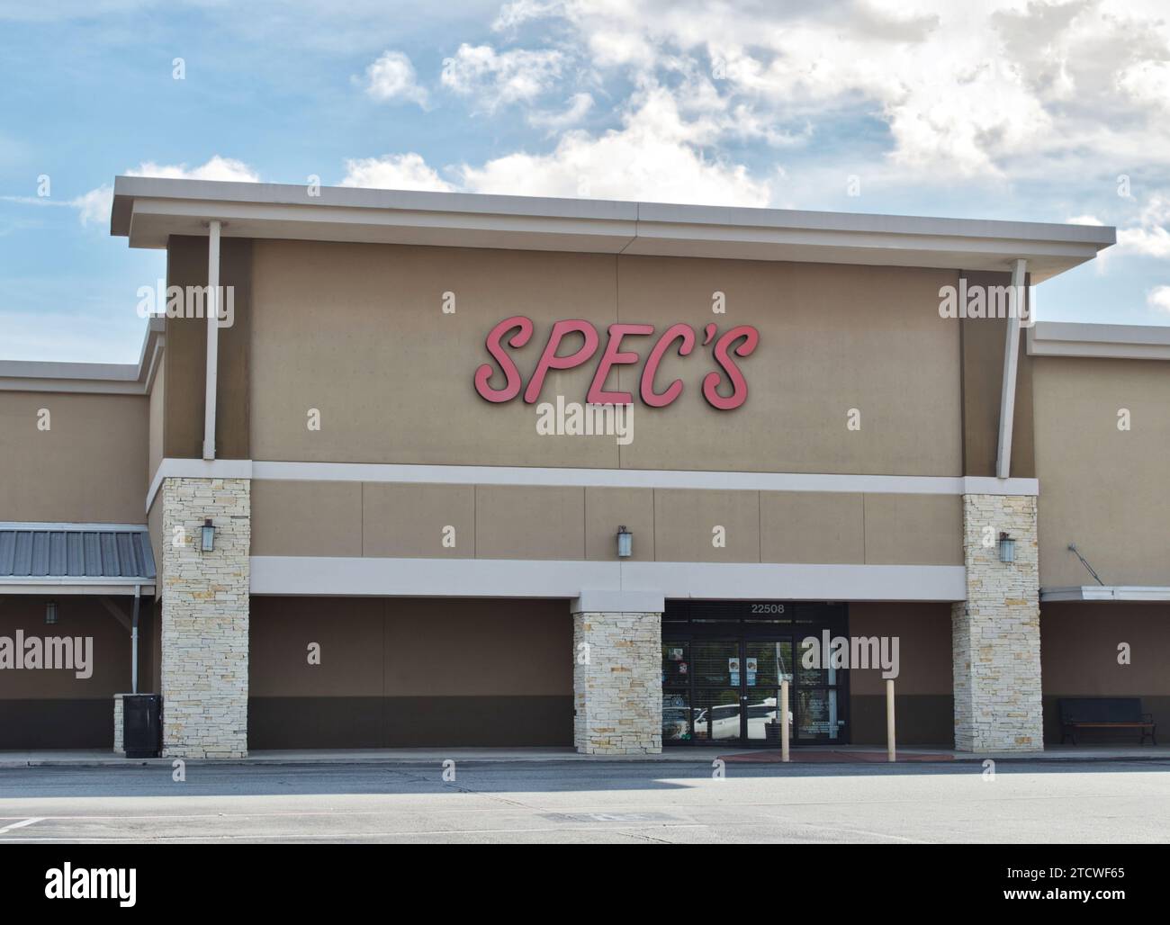 Houston, Texas, USA 09-24-2023: SPEC's Wines, Spirits and Finer Foods – Außenansicht in Houston, Texas. Lokale Spirituosenkette und Parkplatz. Stockfoto