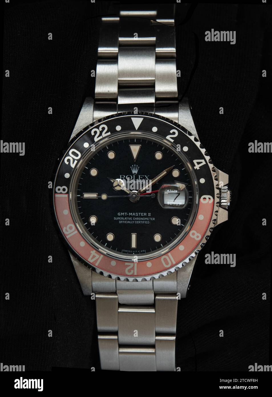 Rolex GMT Master II Armbanduhr von Rolex, einem Schweizer Uhrmacher für Luxusuhren. Isoliert auf schwarzem Hintergrund. Kopenhagen, Dänemark - 20. September 2023 Stockfoto