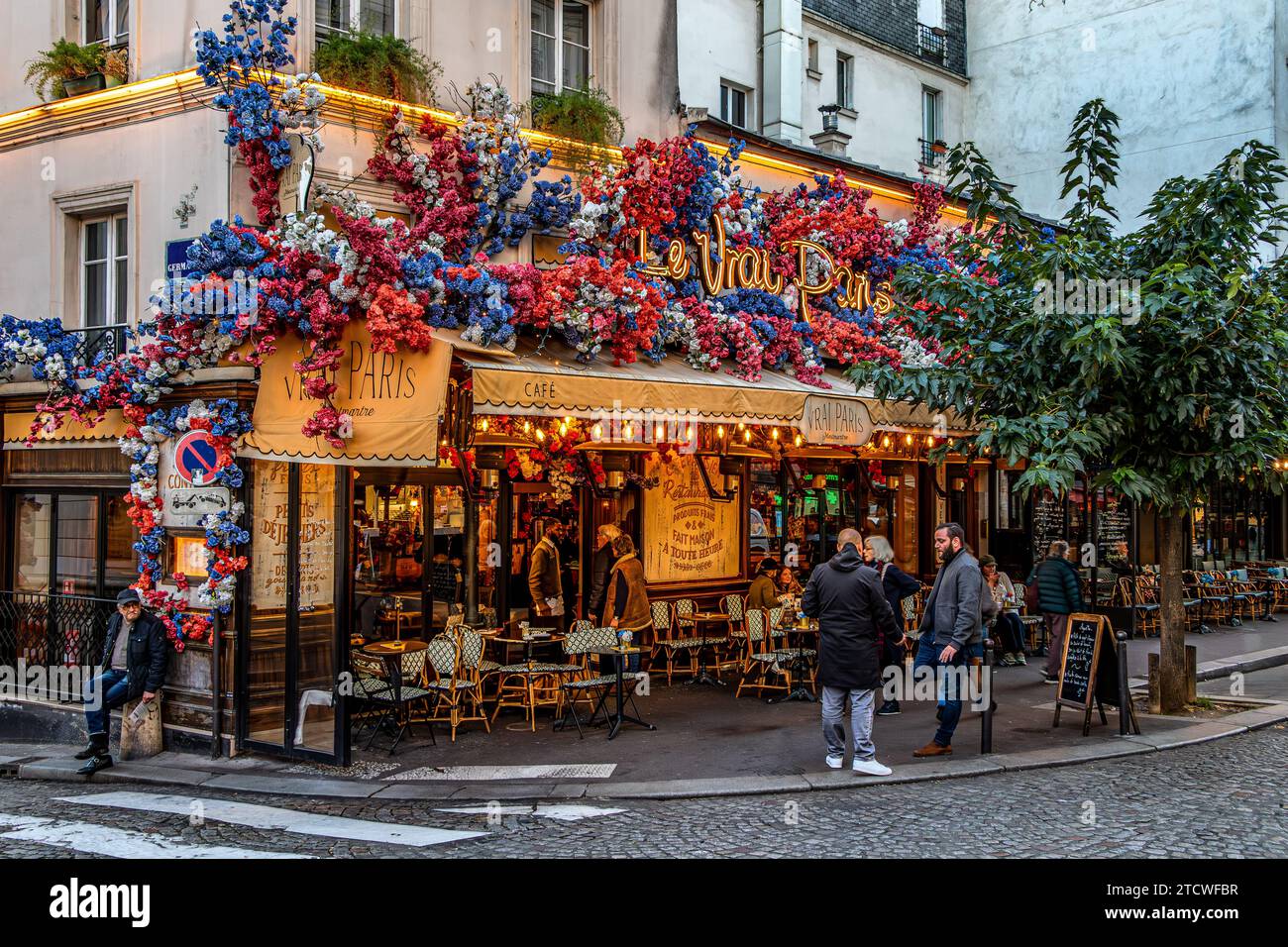 Die Außenterrasse des Le Vrai Paris, ein lebhaftes Bistro in der Rue Abbesses, Montmartre lin, dem 18. Arrondissement von Paris, Frankreich Stockfoto