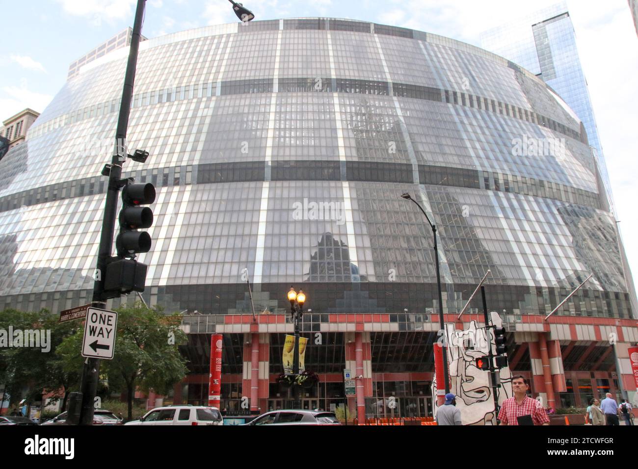 Das James R. Thompson Center wird als neues Hauptquartier von Google umgebaut. Das Gebäude befindet sich hier in der Innenstadt von Chicago am 14. November 2023. Der Technologiekonzern wird das einzigartige Äußere und das Innere des Atriums erhalten und veraltete HLK-Systeme ersetzen und dreifach verglaste Scheiben hinzufügen, um das Gebäude energieeffizienter zu machen. (Foto: Alexandra Buxbaum/SIPA USA) Credit: SIPA USA/Alamy Live News Stockfoto