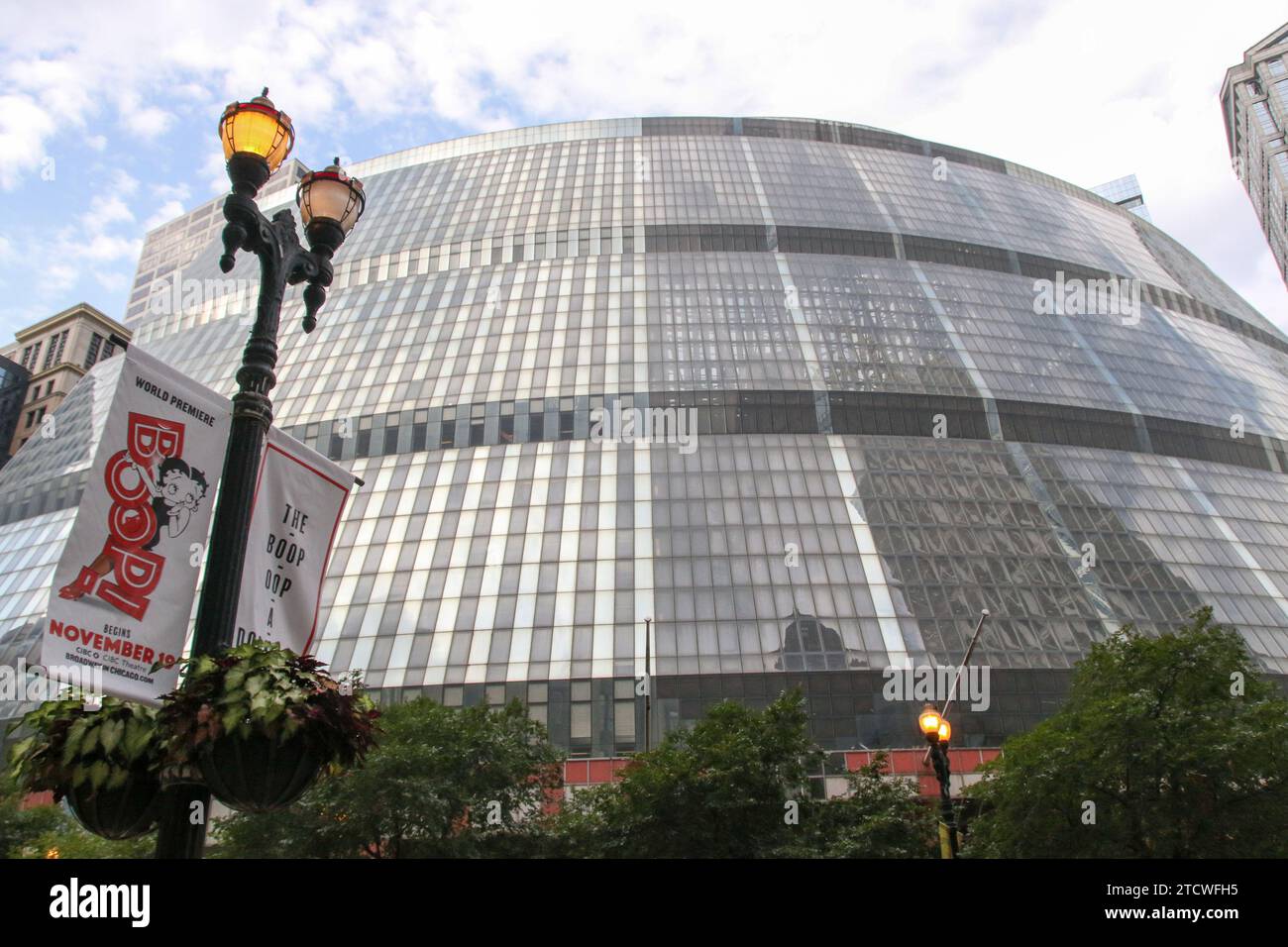 Das James R. Thompson Center wird als neues Hauptquartier von Google umgebaut. Das Gebäude befindet sich hier in der Innenstadt von Chicago am 14. November 2023. Der Technologiekonzern wird das einzigartige Äußere und das Innere des Atriums erhalten und veraltete HLK-Systeme ersetzen und dreifach verglaste Scheiben hinzufügen, um das Gebäude energieeffizienter zu machen. (Foto: Alexandra Buxbaum/SIPA USA) Credit: SIPA USA/Alamy Live News Stockfoto