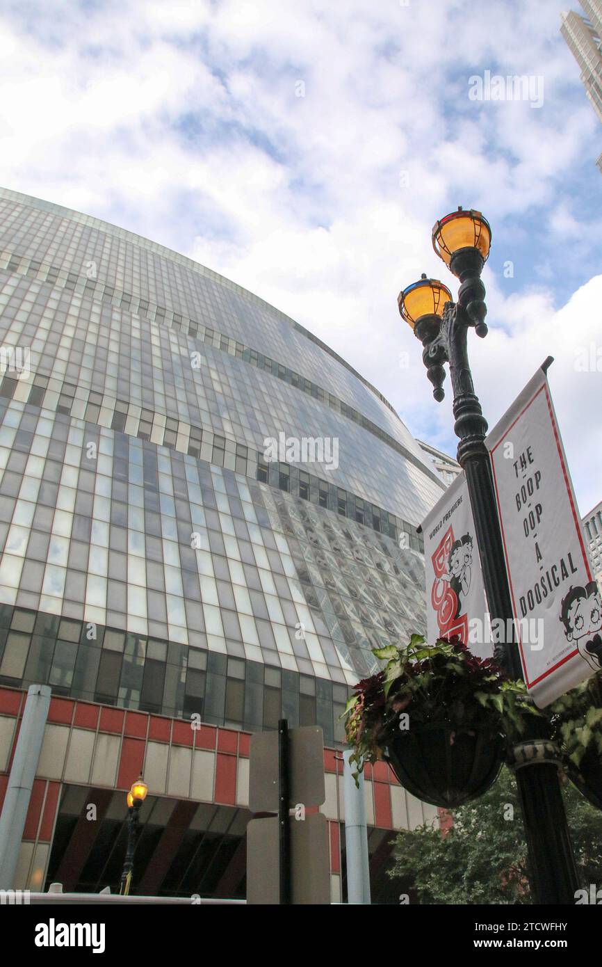 Das James R. Thompson Center wird als neues Hauptquartier von Google umgebaut. Das Gebäude befindet sich hier in der Innenstadt von Chicago am 14. November 2023. Der Technologiekonzern wird das einzigartige Äußere und das Innere des Atriums erhalten und veraltete HLK-Systeme ersetzen und dreifach verglaste Scheiben hinzufügen, um das Gebäude energieeffizienter zu machen. (Foto: Alexandra Buxbaum/SIPA USA) Credit: SIPA USA/Alamy Live News Stockfoto