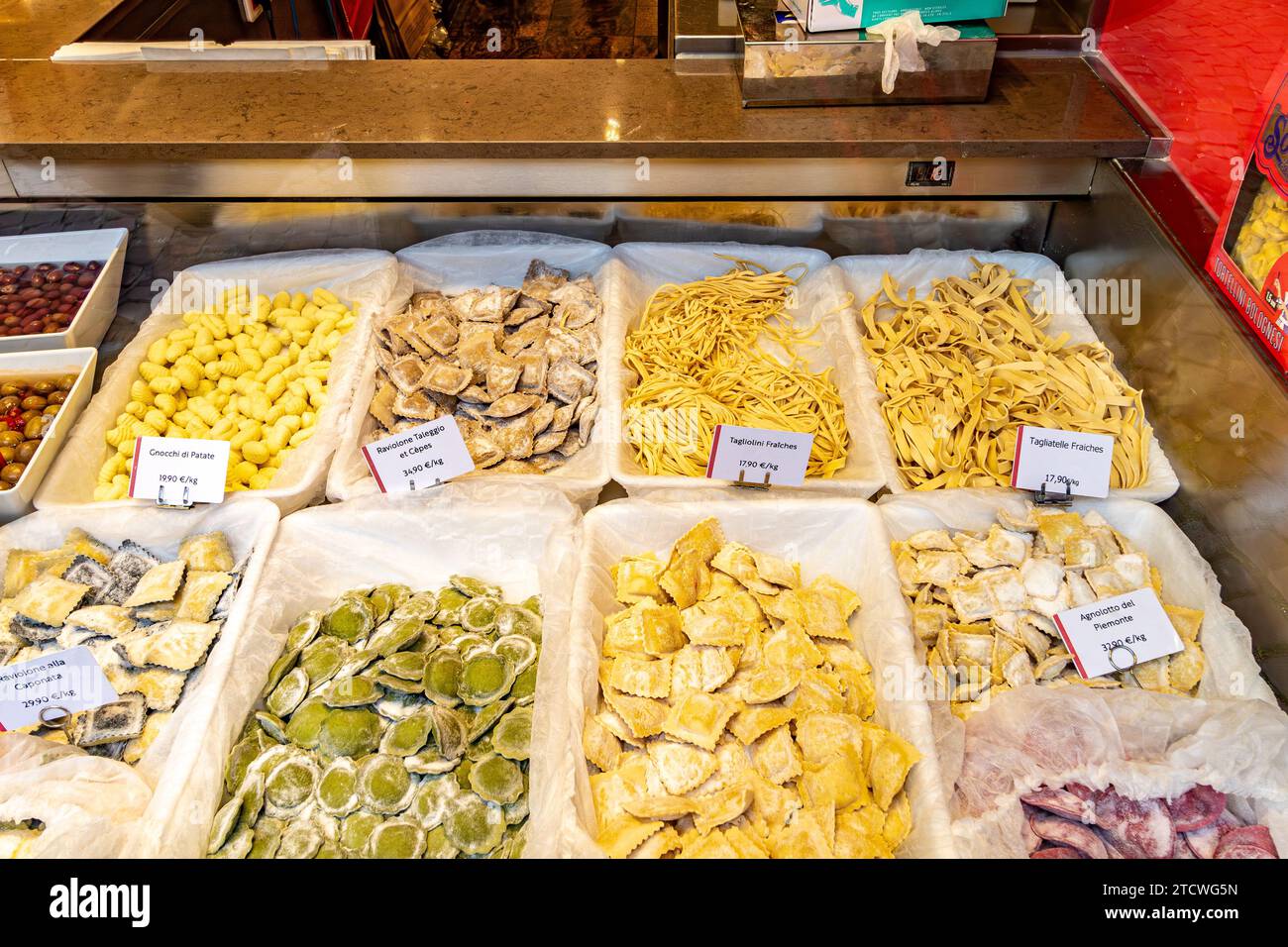Frische, handgemachte Pasta im Delizius, einem italienischen Supermarkt in der Rue Mouffetard im 5. Arrondissement von Paris, Frankreich Stockfoto