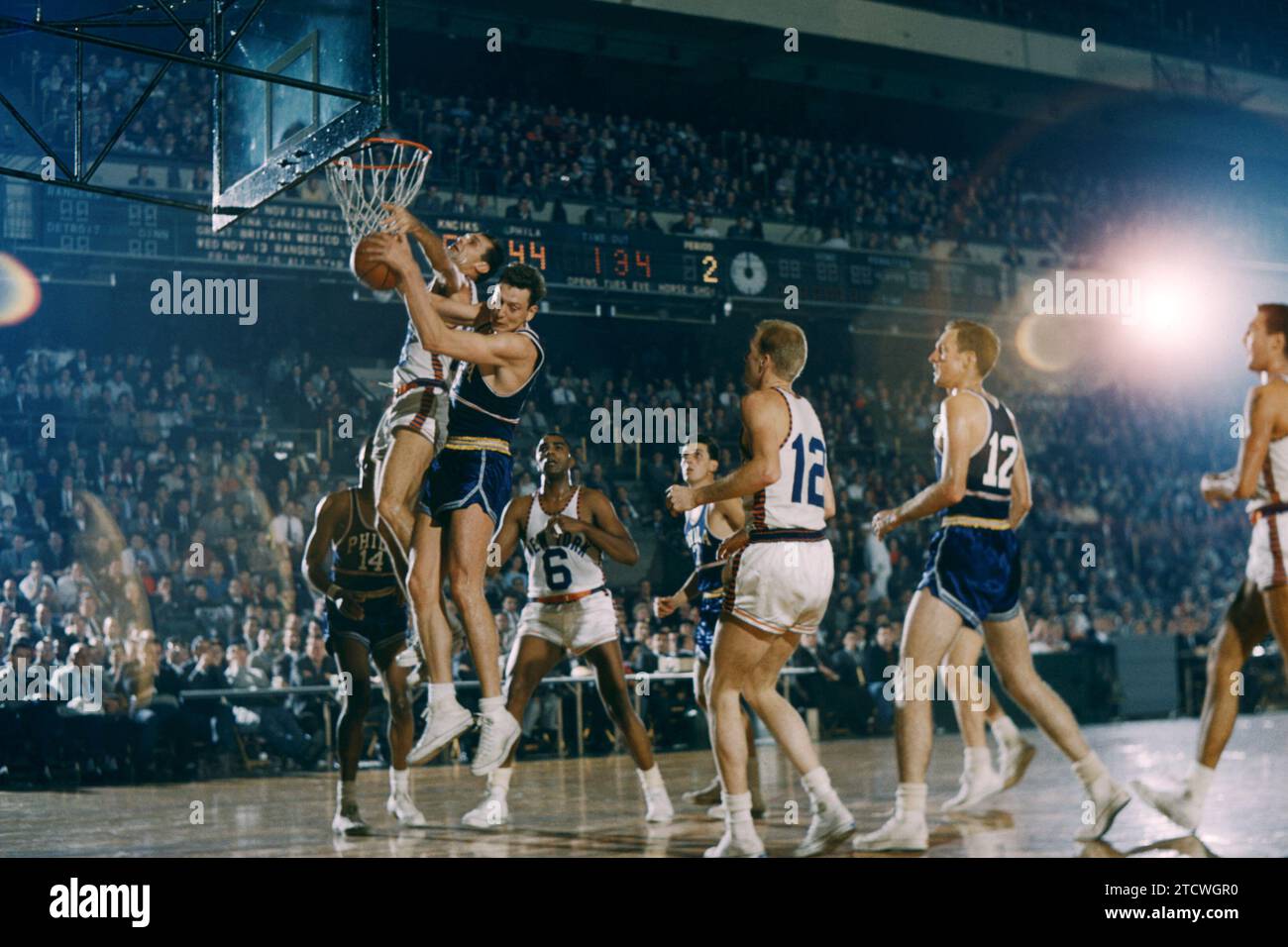 NEW YORK, NY - 3. NOVEMBER: Joe Graboski #9 von den Philadelphia Warriors kämpft um den Rückzug mit Mel Hutchins #10 der New York Knicks als Kenny Sears #12. Willie Naulls #6 von den Knicks und Walt Davis #12 und Woody Sauldsberry #14 von den Warriors schauen sich während ihres Spiels am 3. November 1957 im Madison Square Garden in New York an. (Foto von Hy Peskin) *** lokaler Bildtitel *** Joe Graboski;Mel Hutchins;Kenny Sears;Willie Naulls;Walt Davis;Woody Sauldsberry Stockfoto