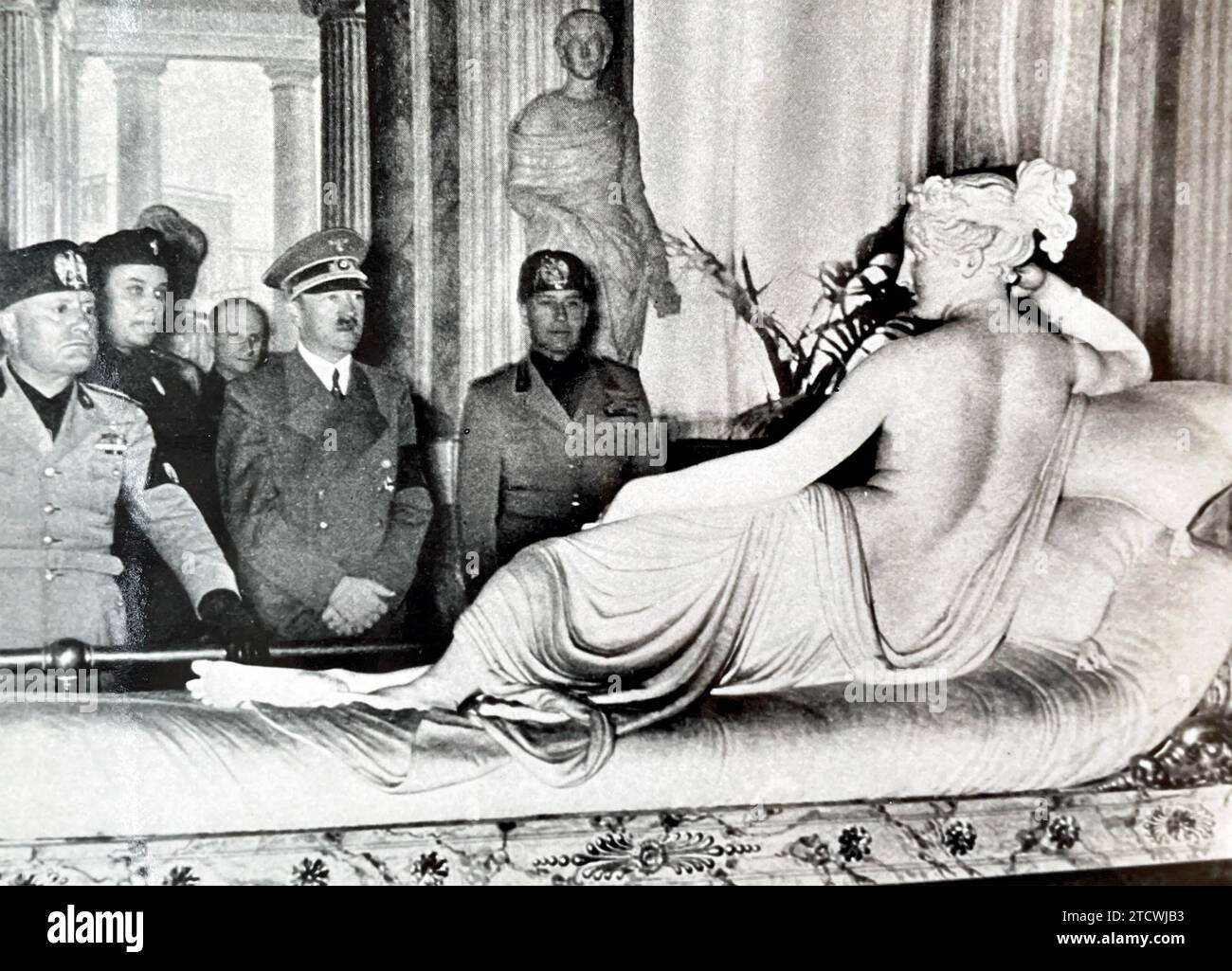 ADOLF HITLER auf der rechten Seite mit Benito Mussolini in der Galerie Borghese in Rom im Jahre 1938, als er die Statue von Paolina Bonaparte betrachtete Stockfoto