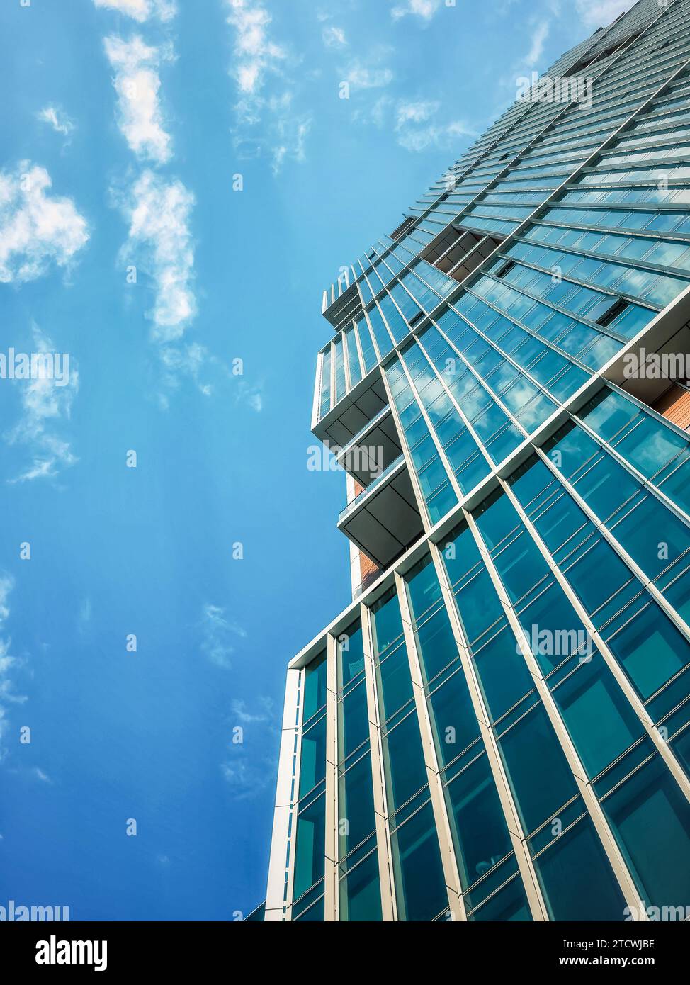 Niedrigwinkelaufnahme in der modernen Skyline von San Francisco in der Innenstadt. Stockfoto