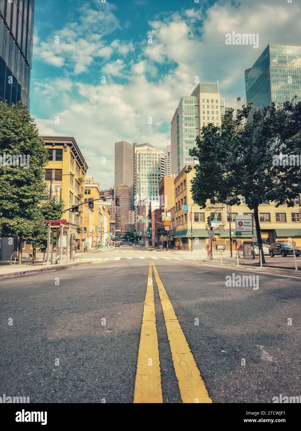 Die Straßenszene führt an einem ruhigen Sonntagmorgen in die Innenstadt von San Francisco. Stockfoto